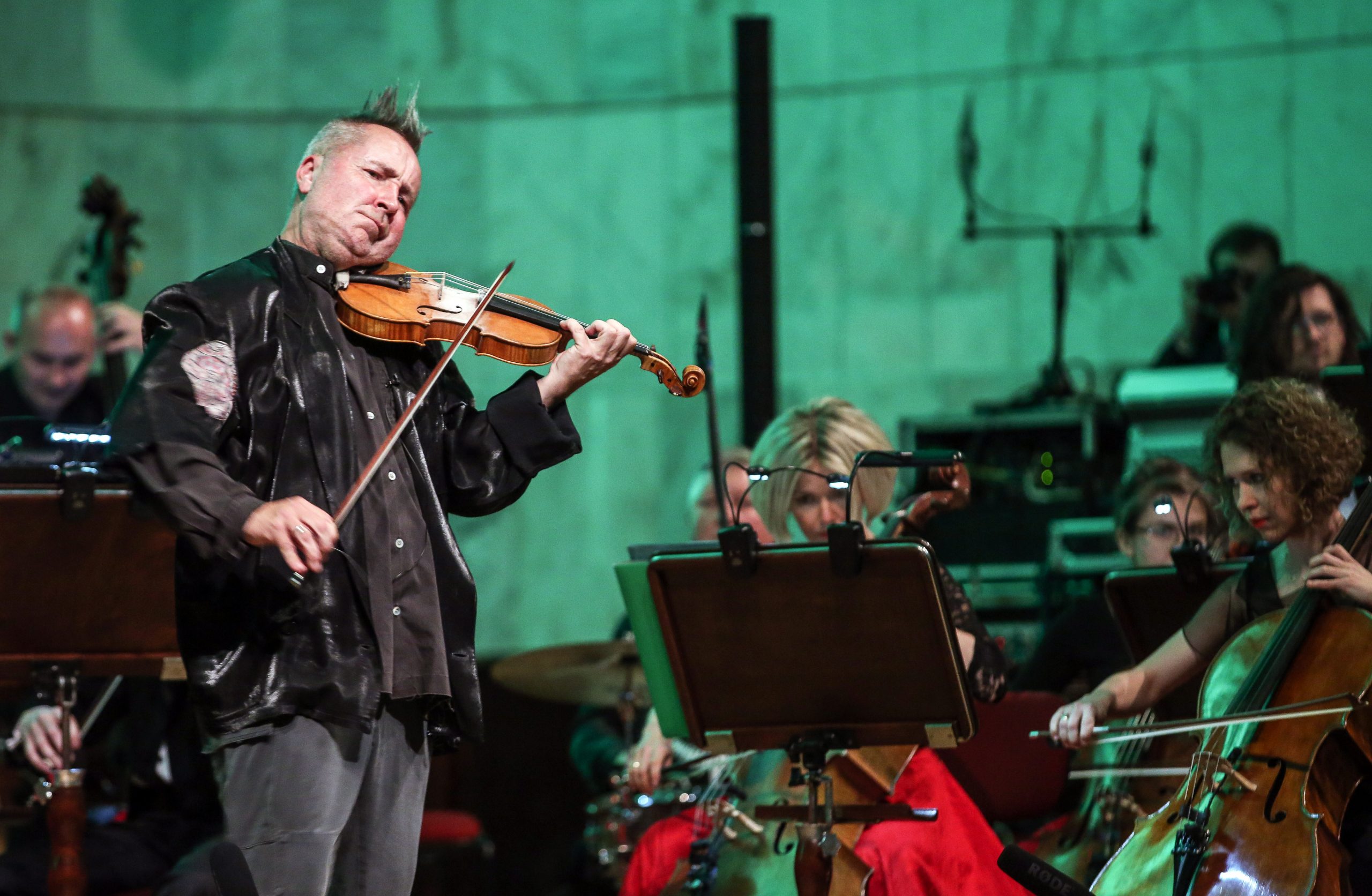 epa05947267 British violinist Nigel Kennedy (L) performs on stage with the Cappella Gedanensis band during their concert in Warsaw, Poland, 06 May 2017.  EPA/RAFAL GUZ POLAND OUT