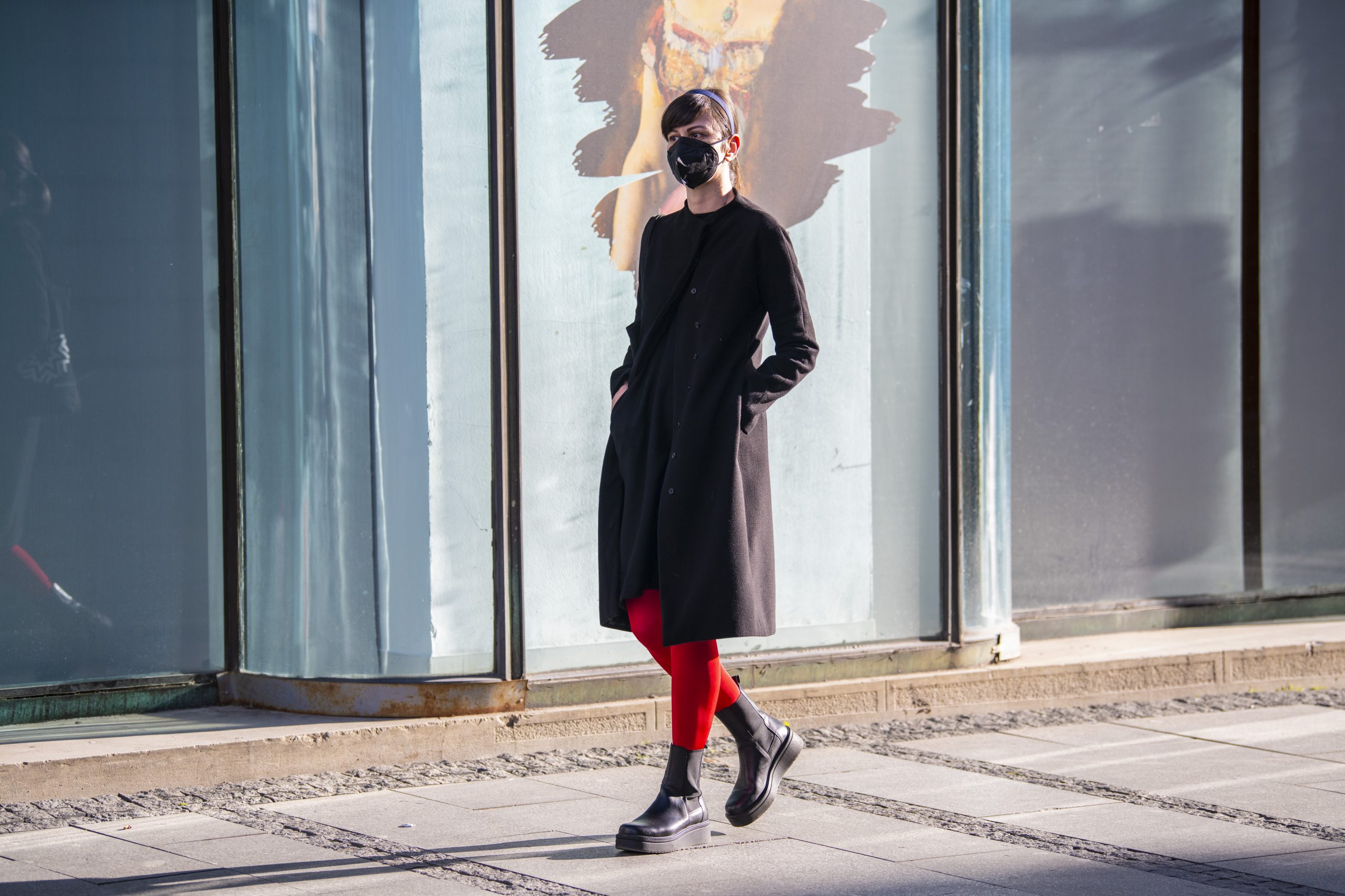 Beograd 03. mart 2021. Street style, ulicna moda, lepo obuceni mladi ljudi setaju Knez Mihailovom ulicom Foto:Dragan Mujan/Nova.rs