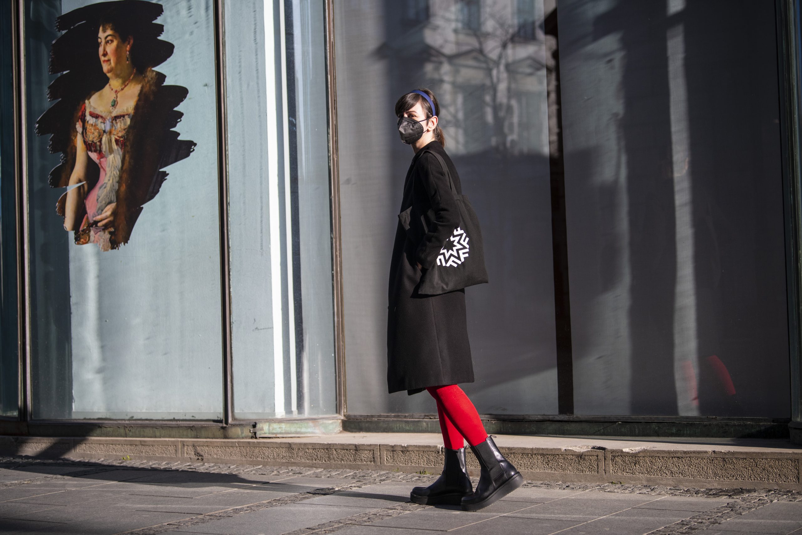 Beograd 03. mart 2021. Street style, ulicna moda, lepo obuceni mladi ljudi setaju Knez Mihailovom ulicom Foto:Dragan Mujan/Nova.rs