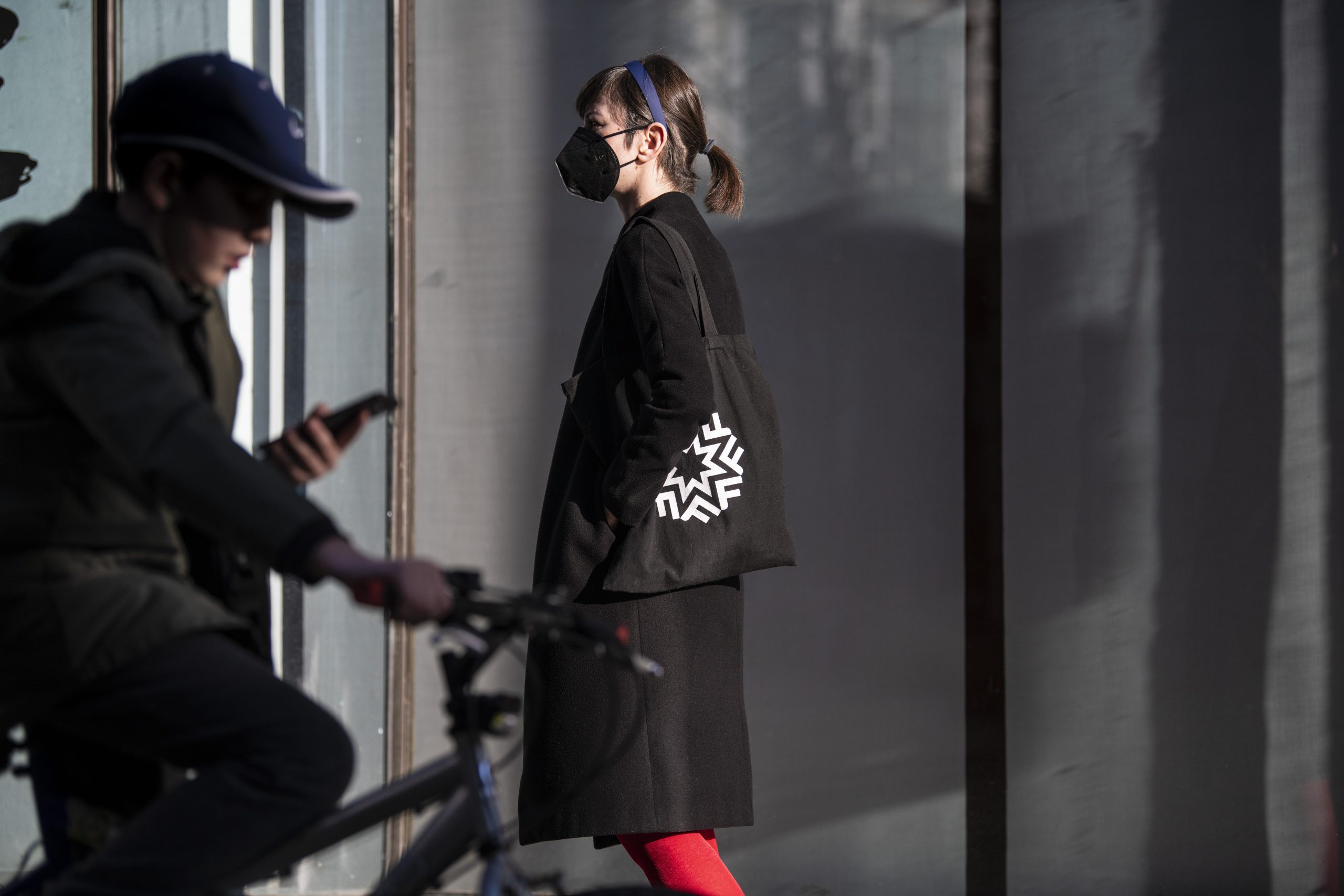 Beograd 03. mart 2021. Street style, ulicna moda, lepo obuceni mladi ljudi setaju Knez Mihailovom ulicom Foto:Dragan Mujan/Nova.rs