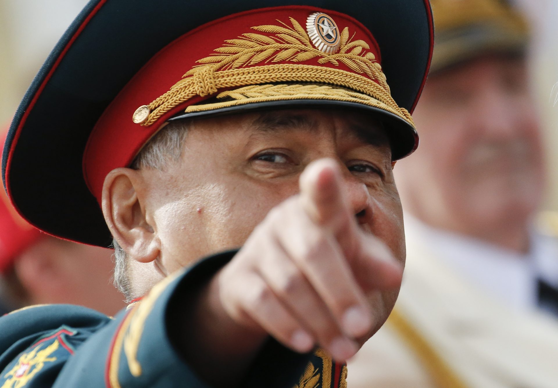 epa06117133 Russian Defense Minister Sergei Shoigu points as he attends the military parade during the Navy Day celebration in St. Petersburg, Russia, 30 July 2017.  EPA/ALEXANDER ZEMLIANICHENKO / POOL