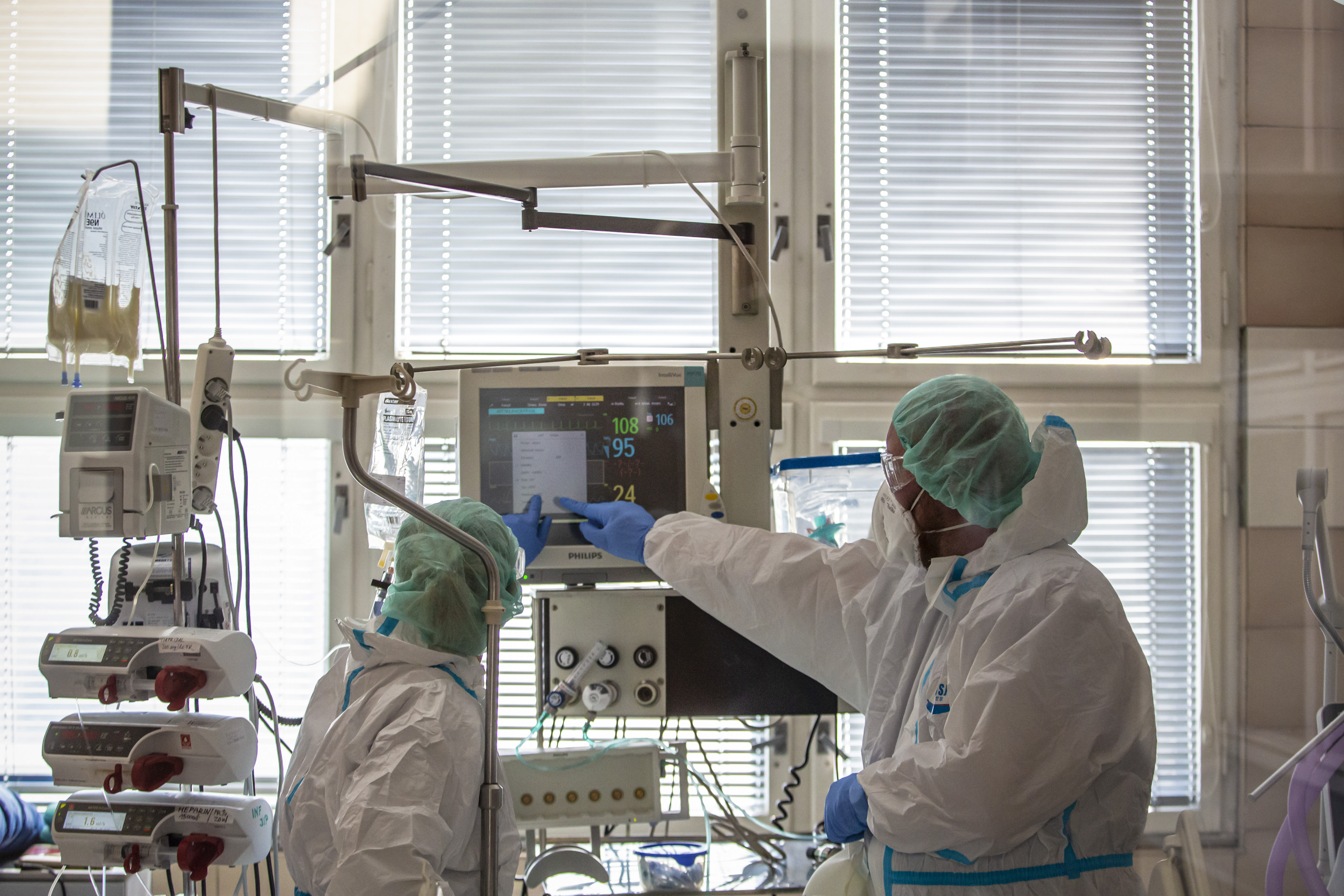 COVID-19 healthcare in intensive care unit in Prague  koronavirus ceska