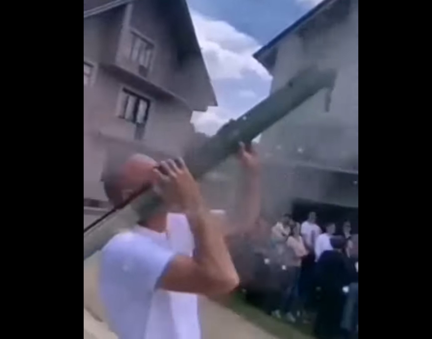 Srbija / Došao po mladu, pa zoljom gađao da skine jabuku!