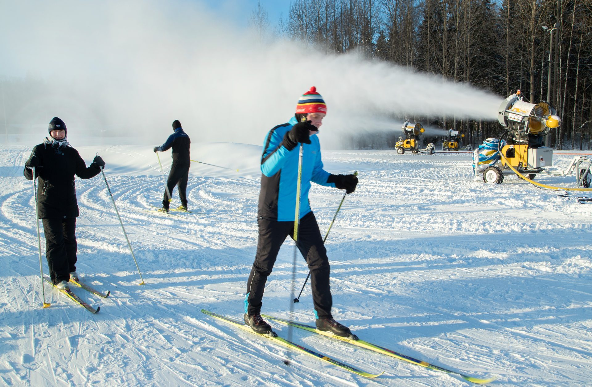 epa08942059 People Ski in Paloheina Park in Helsinki, Finland, 16 January 2021. Temperatures in the capital of Finland may drop to minus 17 degrees Celsius in the night.  EPA-EFE/MAURI RATILAINEN