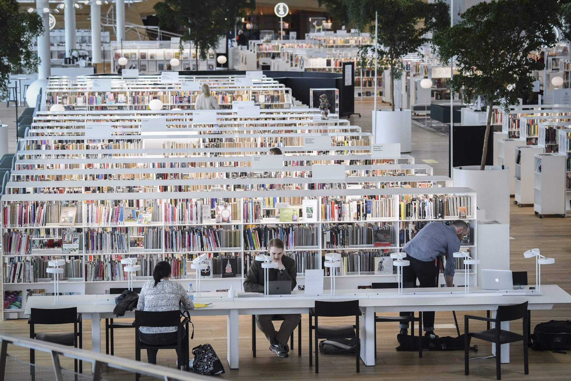 Finska
epa08457983 People in newly re-opened Oodi central library in Helsinki, Finland, 01 June 2020. Cafes, restaurants, museums, libraries, swimming pools re-opened on 01 June 2020.  EPA-EFE/KIMMO BRANDT