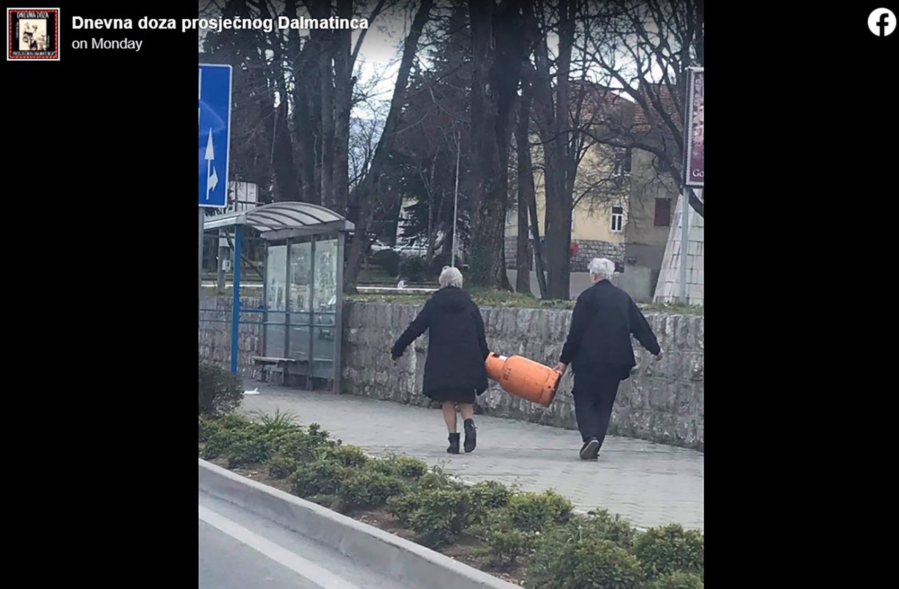 FOTOGRAFIJA žena iz Dalmacije koje nose plinsku bocu,Fotografija iz Dalmacije koja je ruši predrasude o ženama