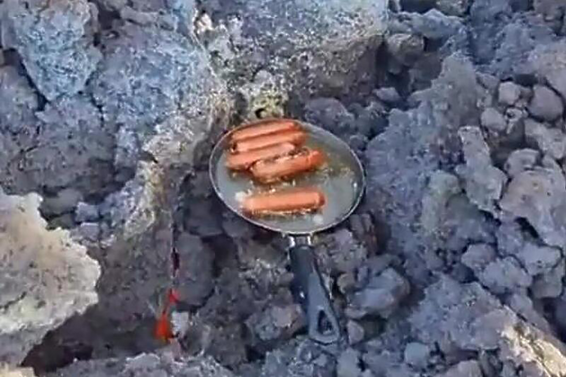 Ruski planinari se popeli na vulkan tokom erupcije pa na lavi ispekli kobasice,Ključevska Sopka