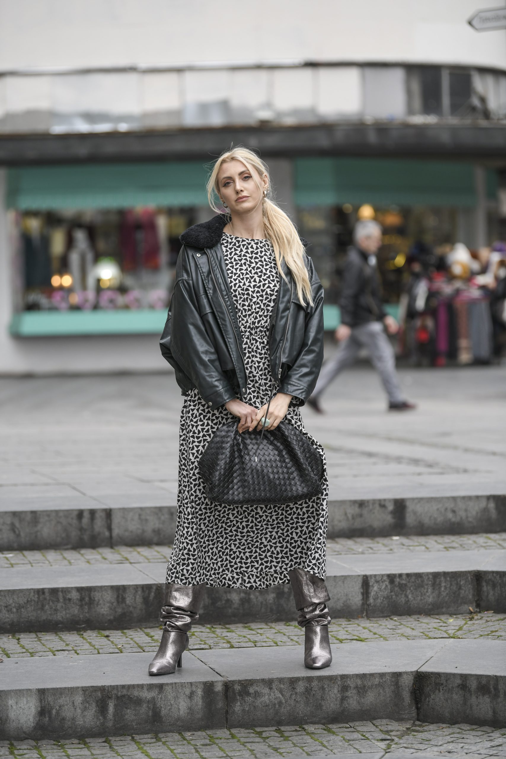 Beograd 10.02.2021. Ulična moda, Street style, Strit stajl Foto: Dragan Mujan/Nova.rs