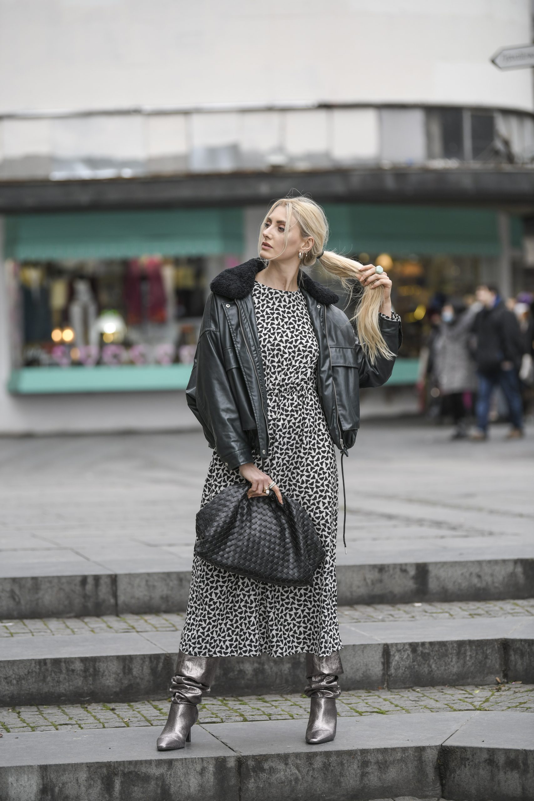 Beograd 10.02.2021. Ulična moda, Street style, Strit stajl Foto: Dragan Mujan/Nova.rs