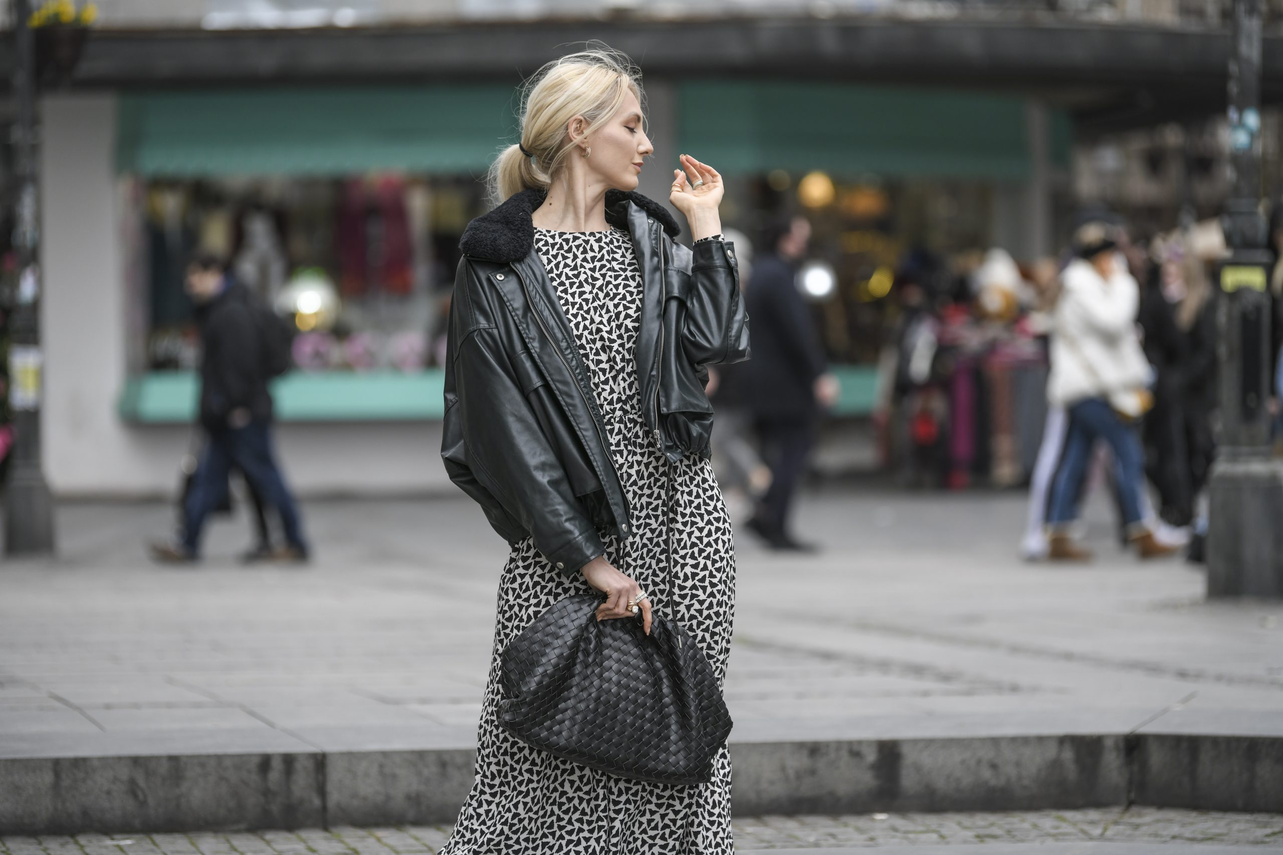 Beograd 10.02.2021. Ulična moda, Street style, Strit stajl Foto: Dragan Mujan/Nova.rs