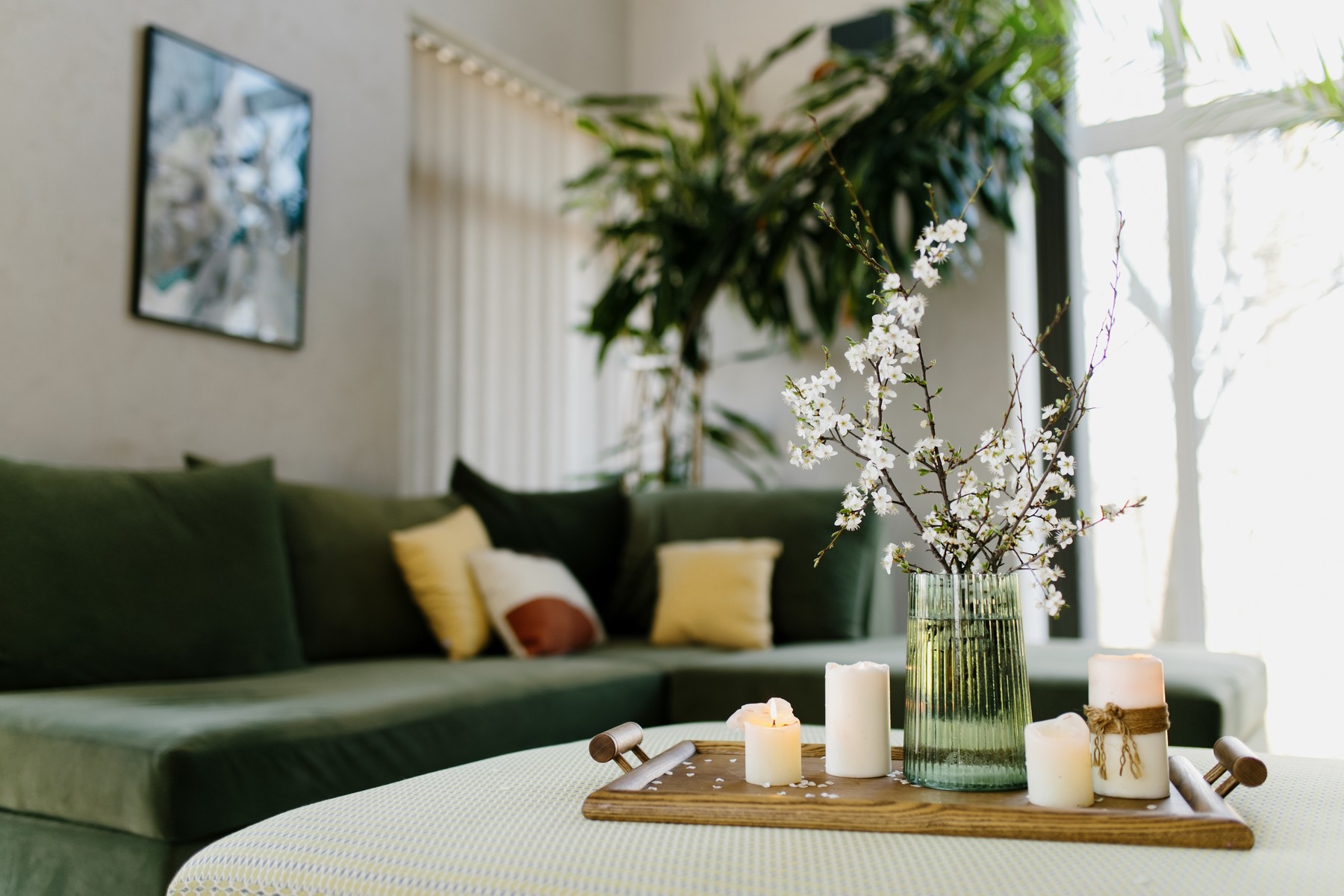 Home interior. Relaxing candles. Apple tree color has flown. Blurred background. High quality photo,Image: 595933797, License: Royalty-free, Restrictions: , Model Release: no, Credit line: Olena Ivanova / Panthermedia / Profimedia