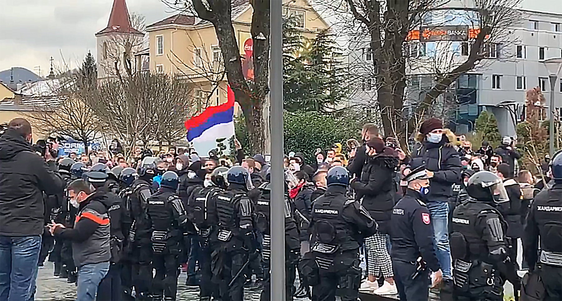 Kordon policije potiskuje građane ispred Palate RS
