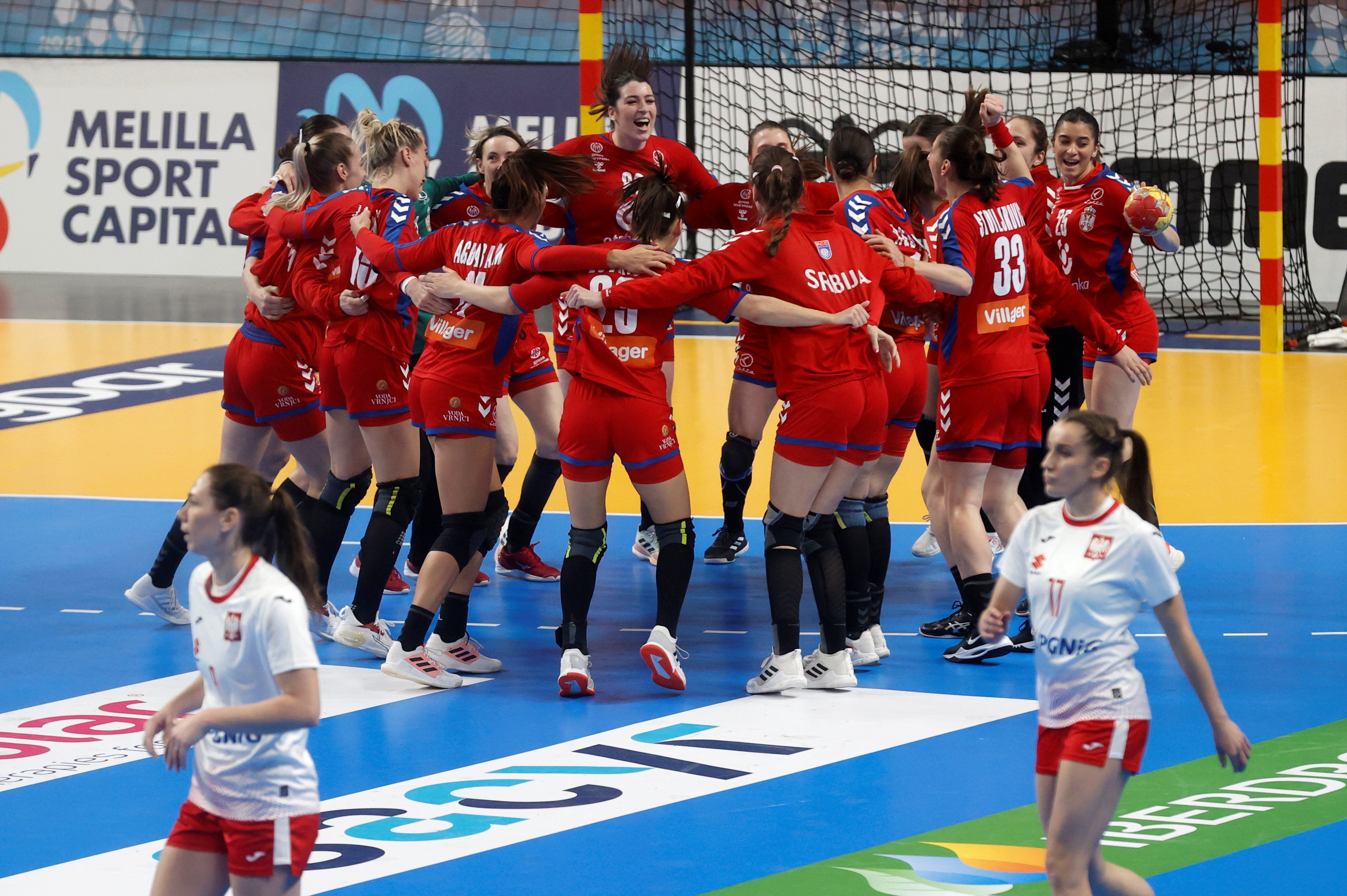epa09619735 Serbia's players celebrate winning the preliminary round group B match between Poland and Serbia at the 2021 World Women's Handball Championship in Lliria, Valencia, eastern Spain, 03 December 2021.  EPA-EFE/Kai Foersterling