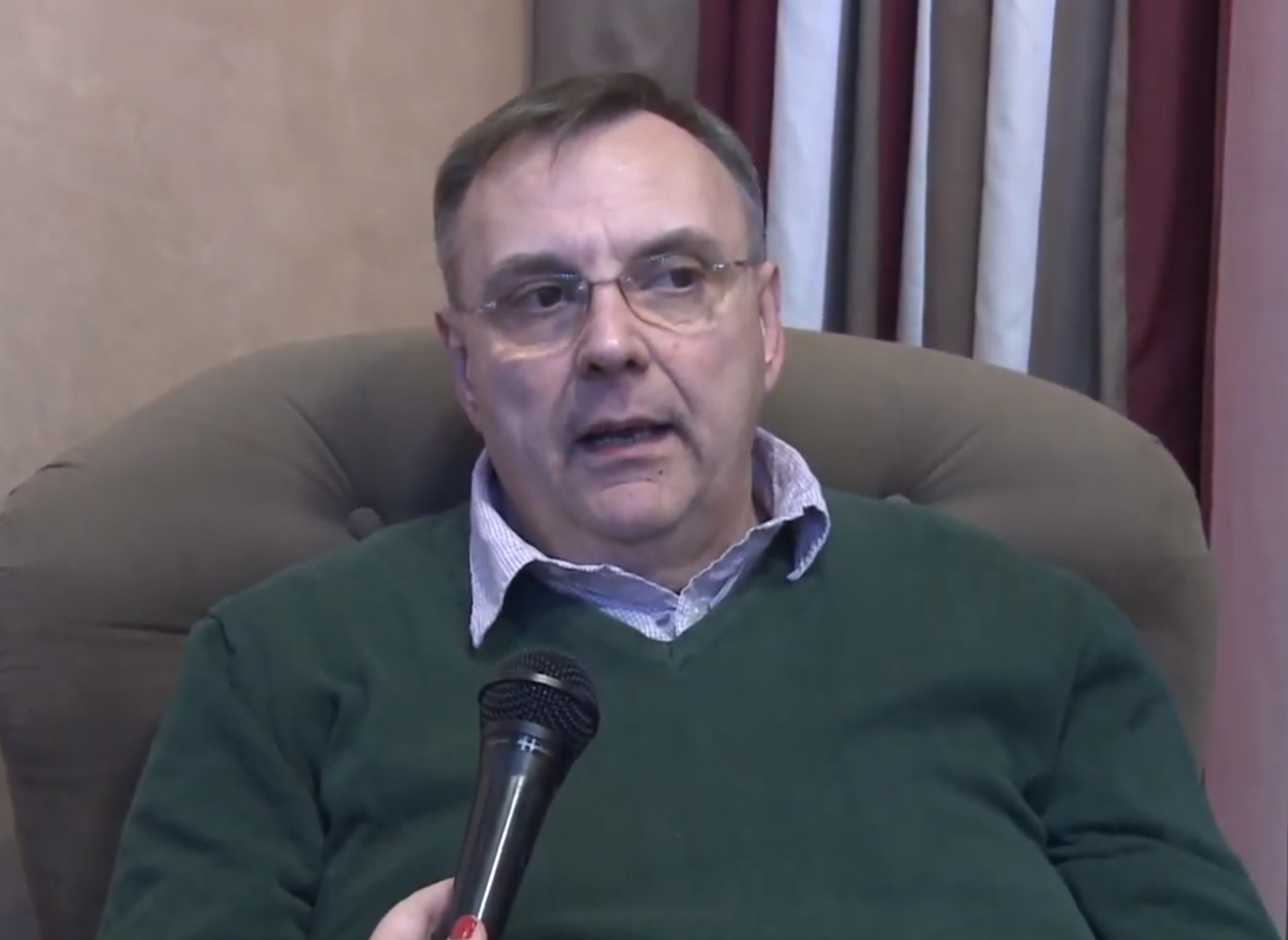 Aleksandar Milosavljević, pozorišni kritičar