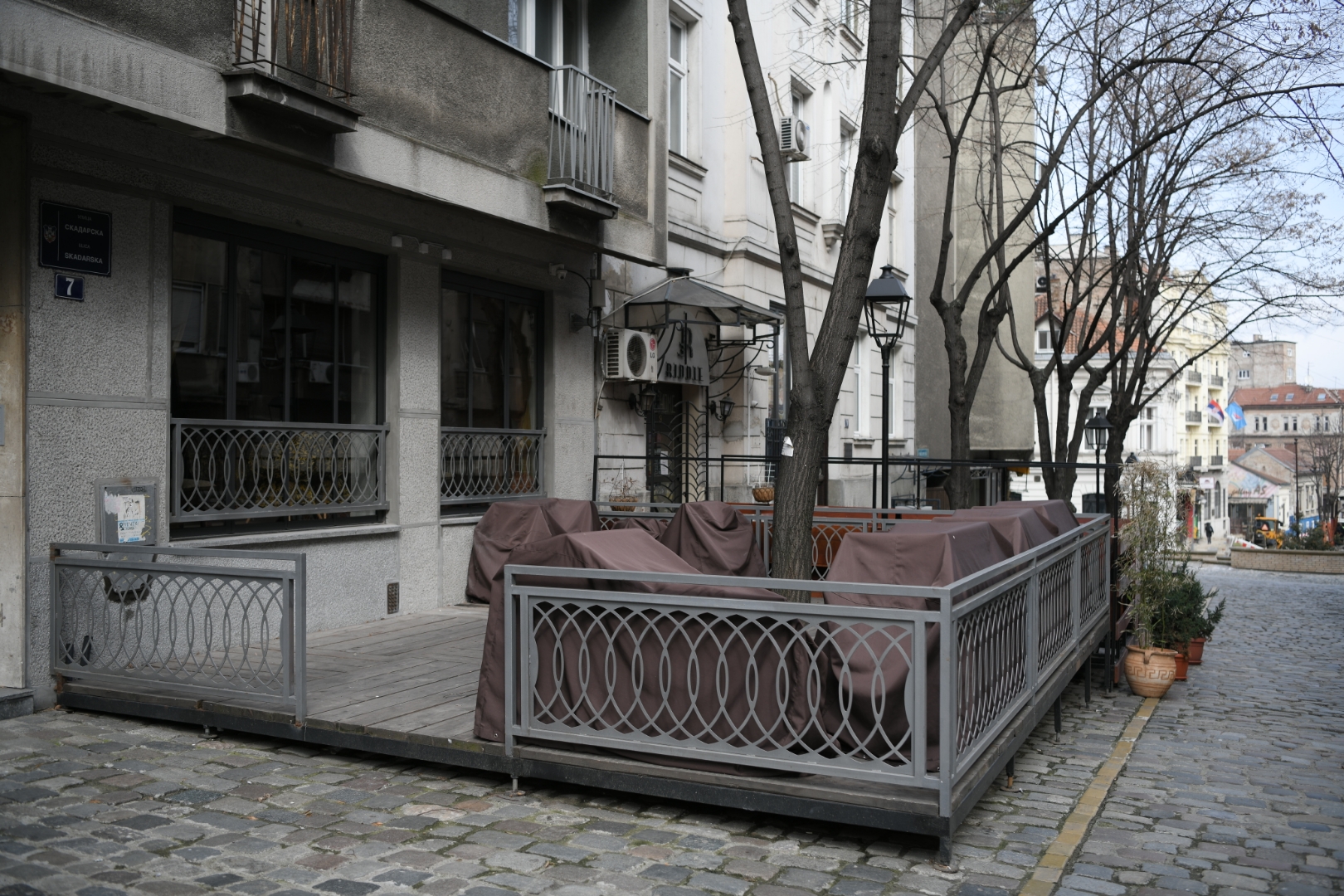 Beograd 17. mart 2021. Zatvoreni kafici frizerski saloni tokom novih mera Vlade Srbije koje su od danas stupile na snagu kao mera suzbijanja sirenja koronavirusaFoto:Dragan Mujan/Nova.rs