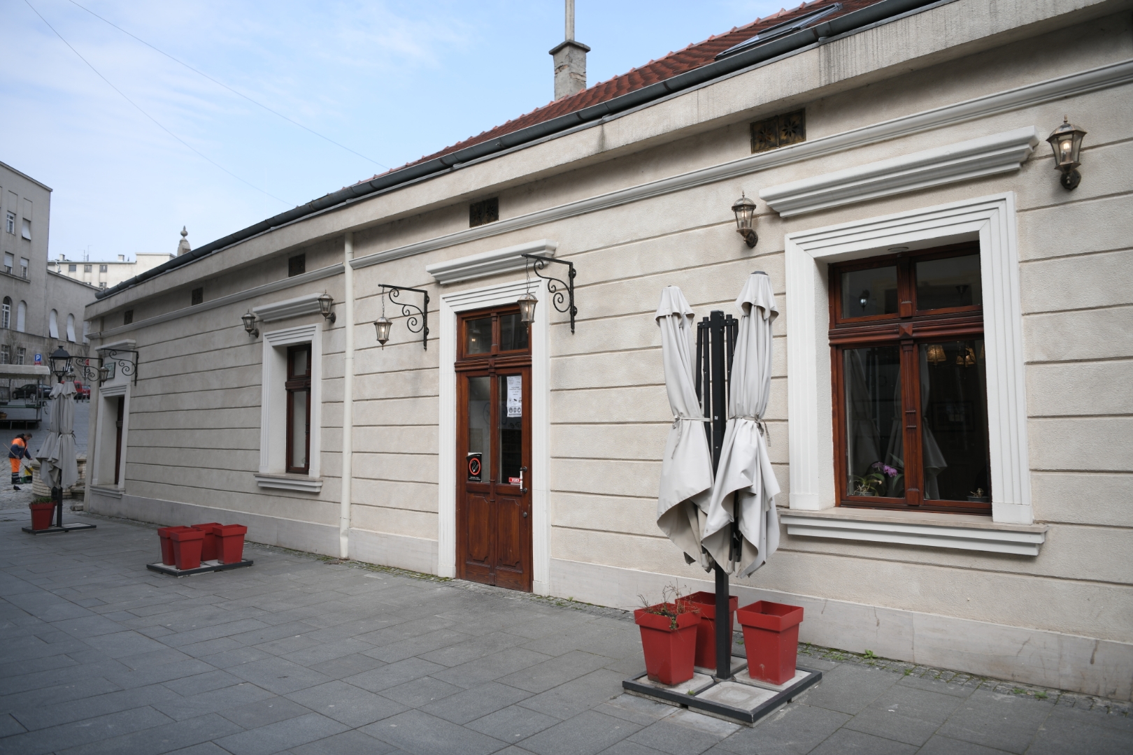 Beograd 17. mart 2021. Zatvoreni kafici frizerski saloni tokom novih mera Vlade Srbije koje su od danas stupile na snagu kao mera suzbijanja sirenja koronavirusaFoto:Dragan Mujan/Nova.rs