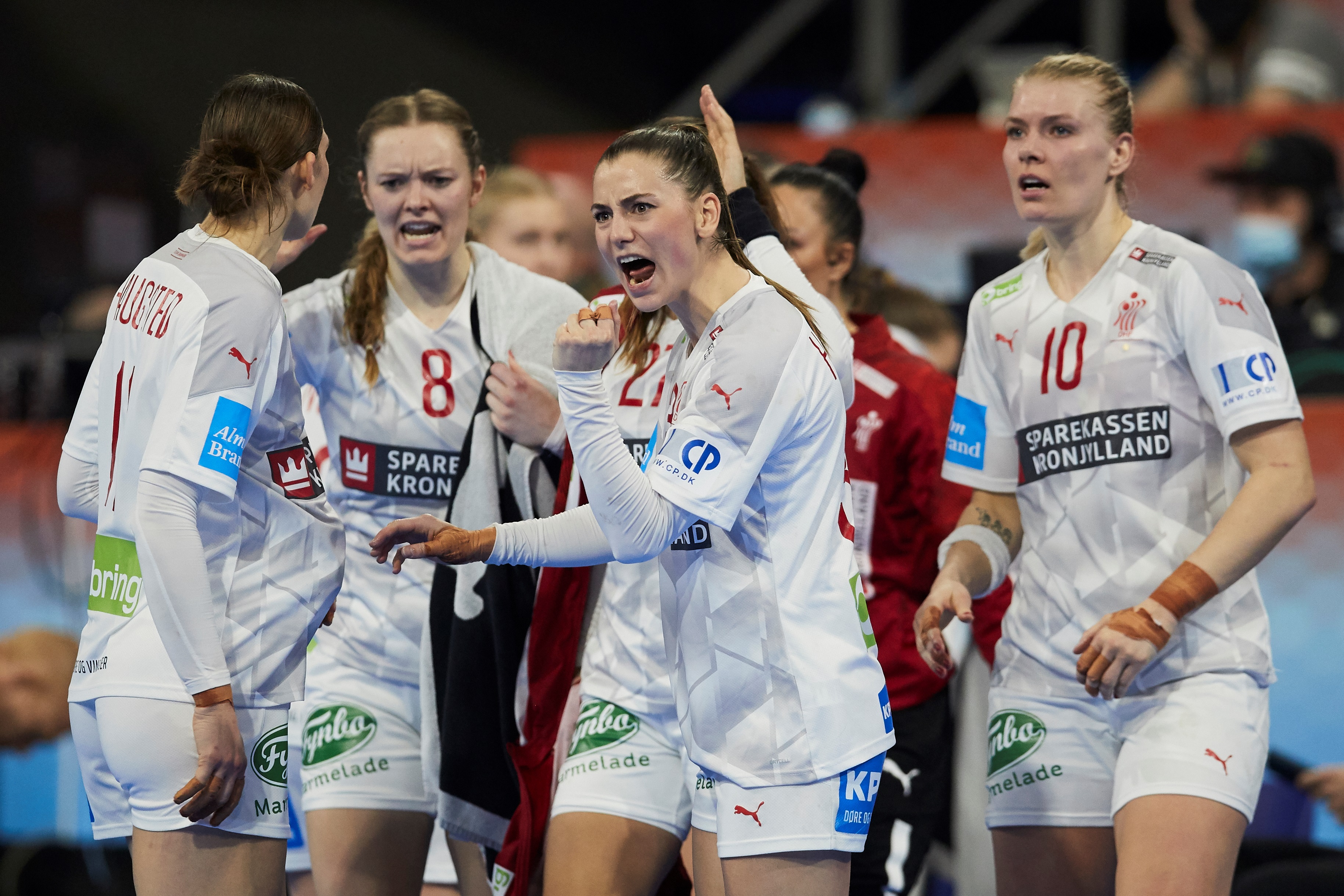 epa09641838 Players of Denmark celebrate after winning the 2021 World Women's Handball Championship quarterfinal match between Denmark and Brazil in Granollers, Spain, 14 December 2021.  EPA-EFE/ALEJANDRO GARCIA