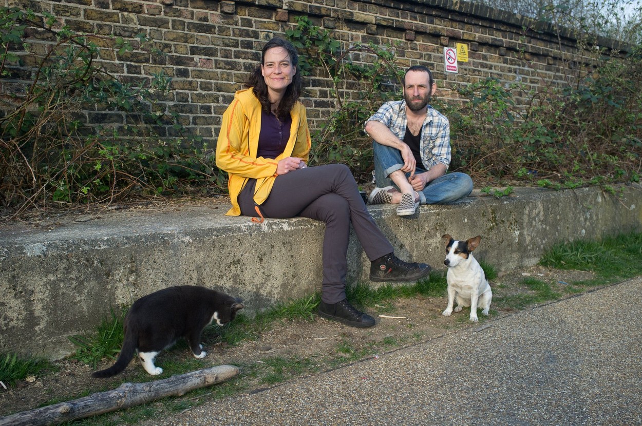 Boat people and their pets are sitting outside by their houseboat on a London canal.,Image: 162277090, License: Rights-managed, Restrictions: , Model Release: no, Credit line: Ufuk Uyanik / Alamy / Alamy / Profimedia