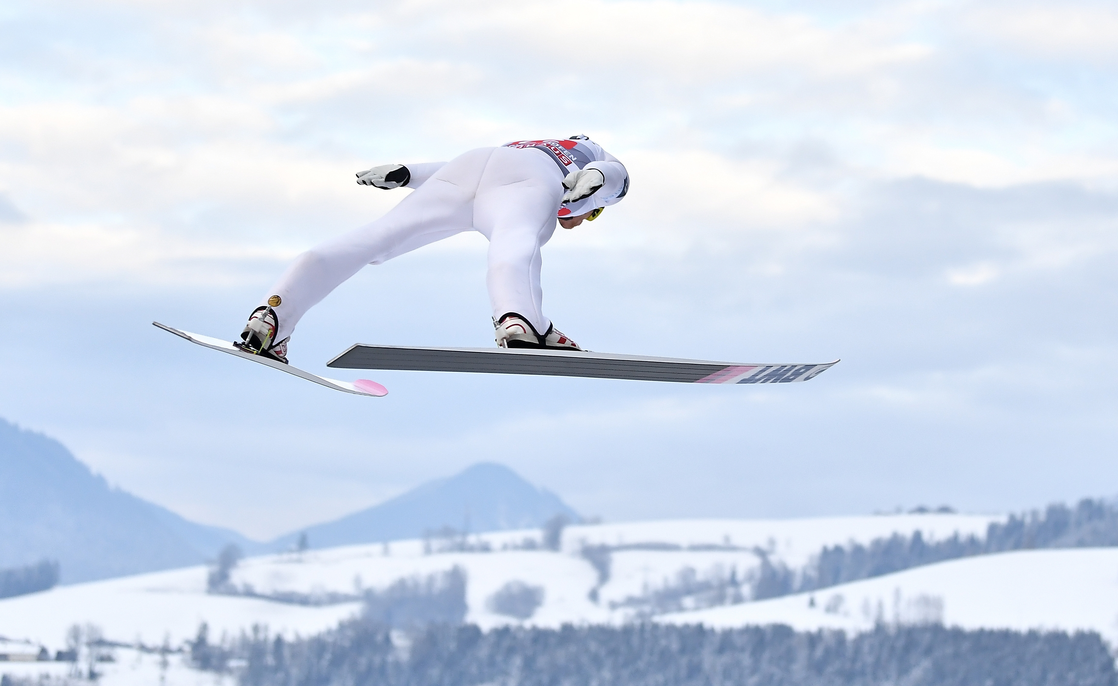 epa08922585 Antti Aalto of Finland is airborne during the fourth stage of the 69th Four Hills Tournament in Bischofshofen, Austria, 06 January 2021.  EPA-EFE/LUKAS BARTH-TUTTAS