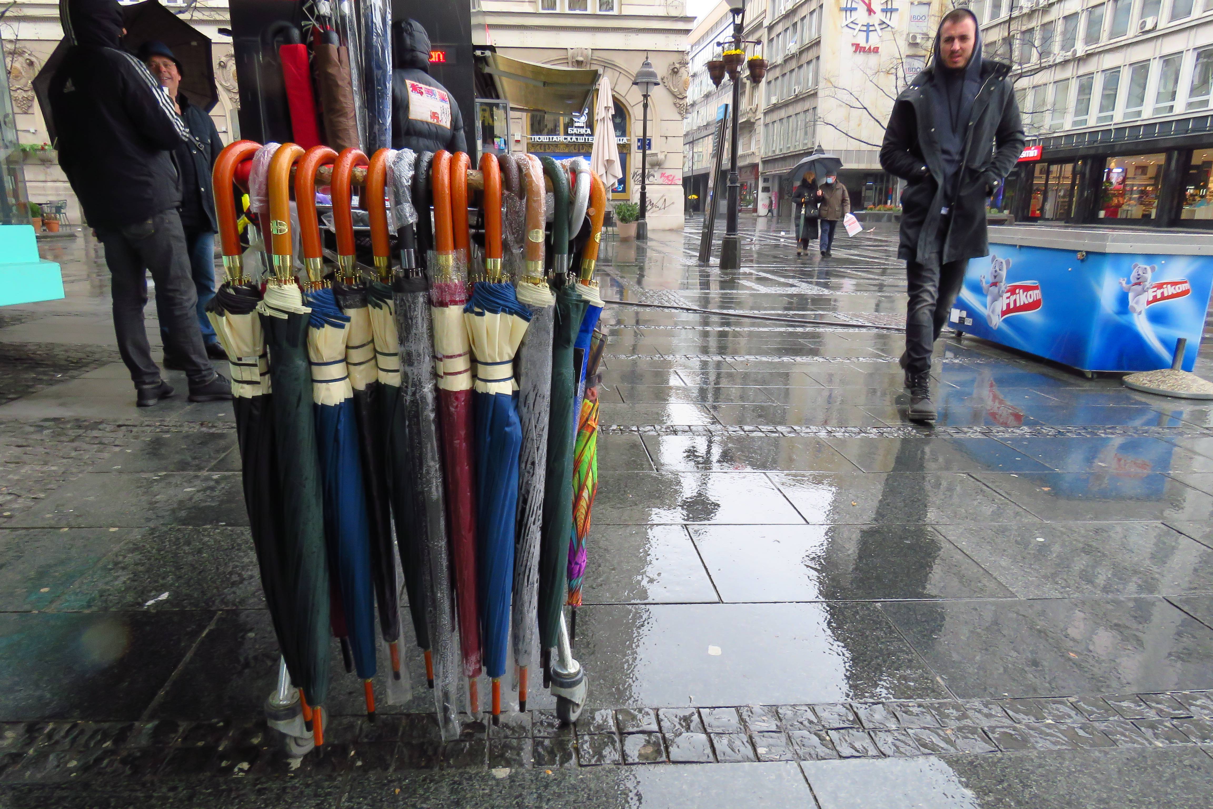 Beograd, 18.03.2021. - Prodaja kisobrana u Knez Mihailovoj ulici u Beogradu.  (BETAPHOTO/MILAN TIMOTIC/DS)