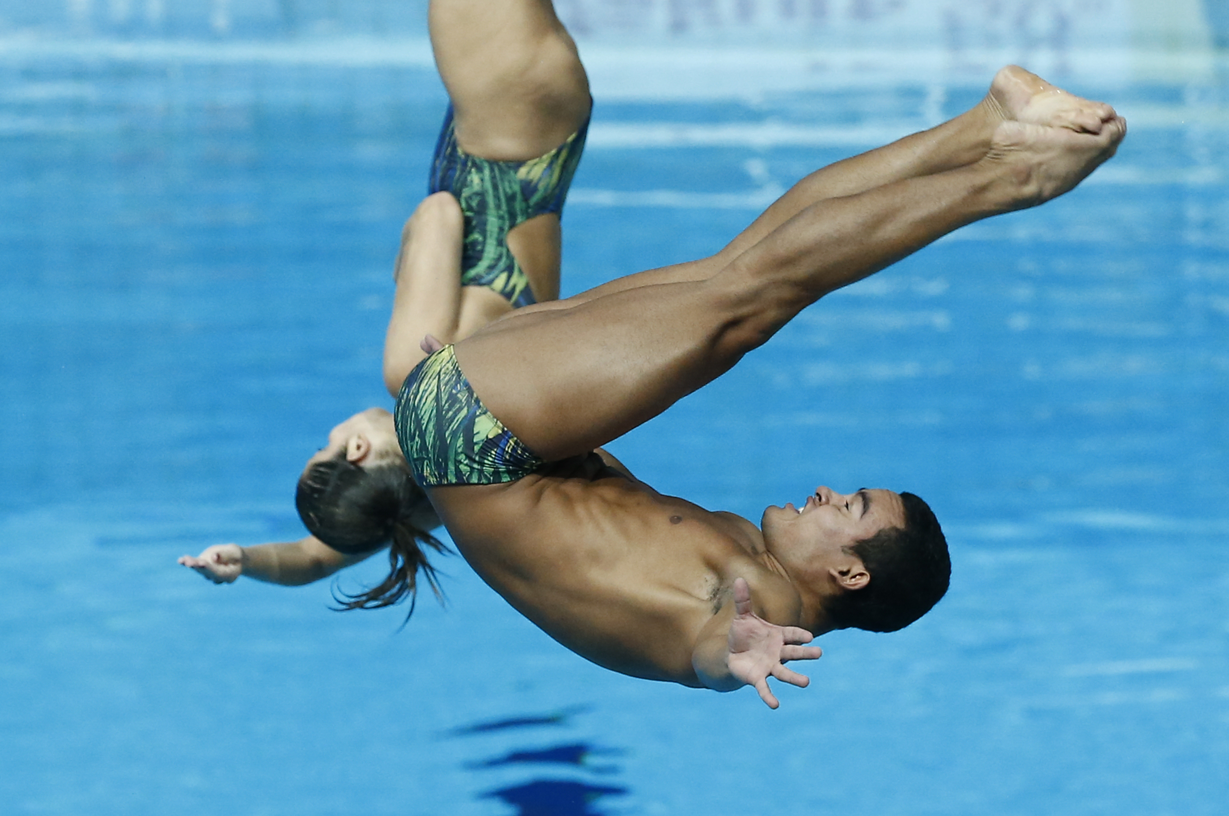 epa04869914 Brazilian divers Ian Matos and Juliana Veloso compete during the Diving Mixed 3m Synchro Springboard final of the 16th FINA World Championships at Aquatics Palace in Kazan, Russia, 02 August 2015.  EPA/VALDRIN XHEMAJ
