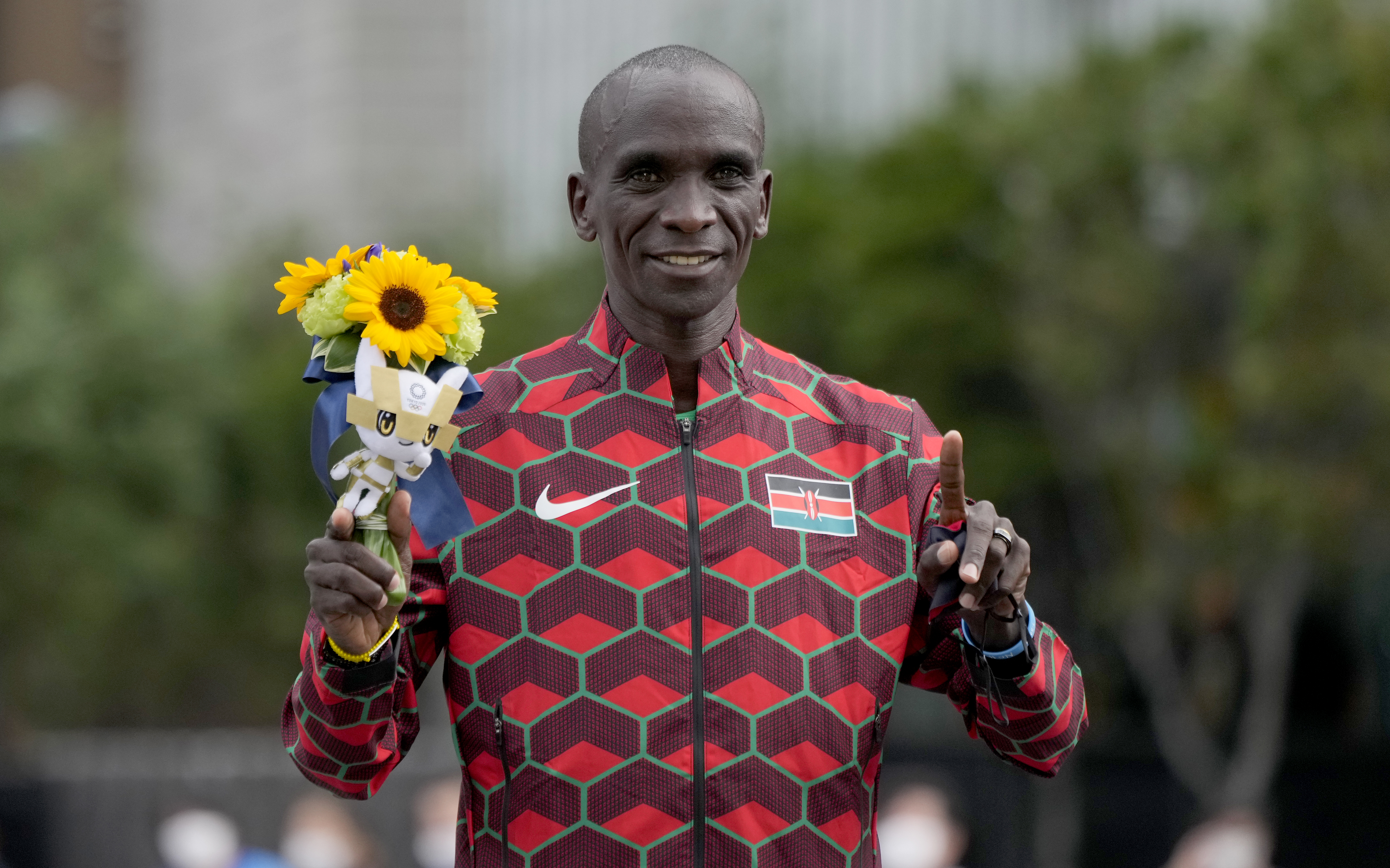 epa09405041 Gold medalist Eliud Kipchoge of Kenya reacts during the flower ceremony for the Men's Marathon during the Athletics events of the Tokyo 2020 Olympic Games at the Odori Park in Sapporo, Japan, 08 August 2021.  EPA-EFE/KIMIMASA MAYAMA