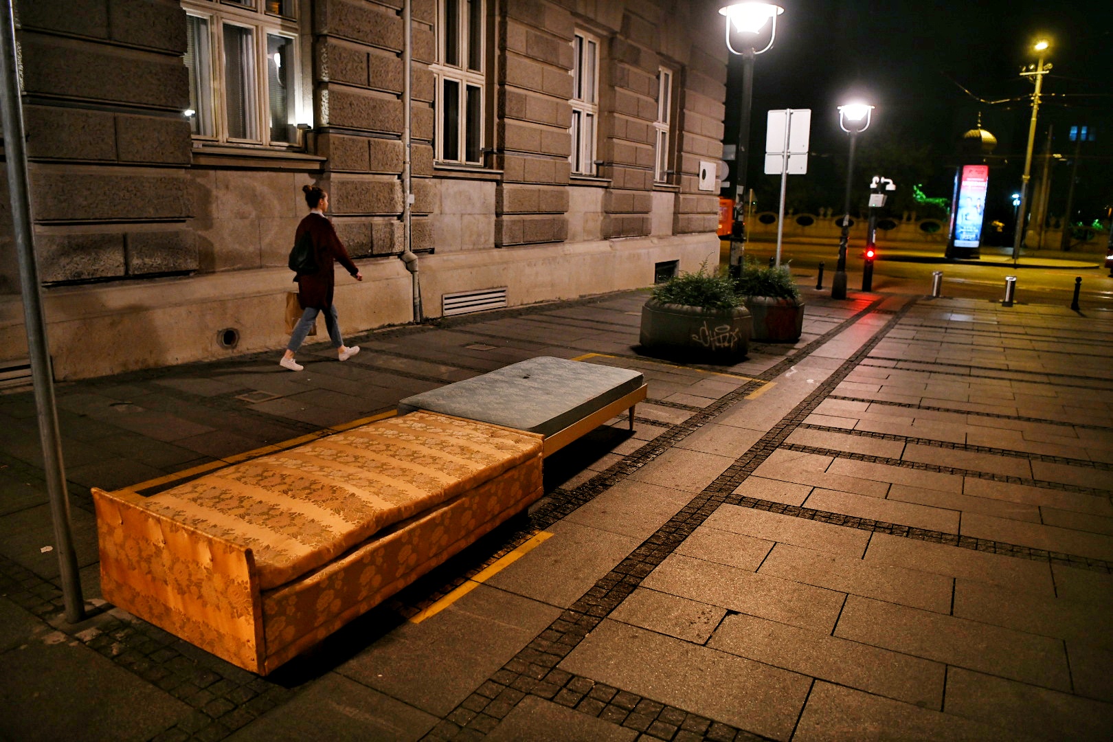 25.05.2020. Beograd, setnja gradom, slobodne fotografije, ficeri, dva dvoseda, namestaj, bacen,  Foto: Vesna Lalić/Nova.rs