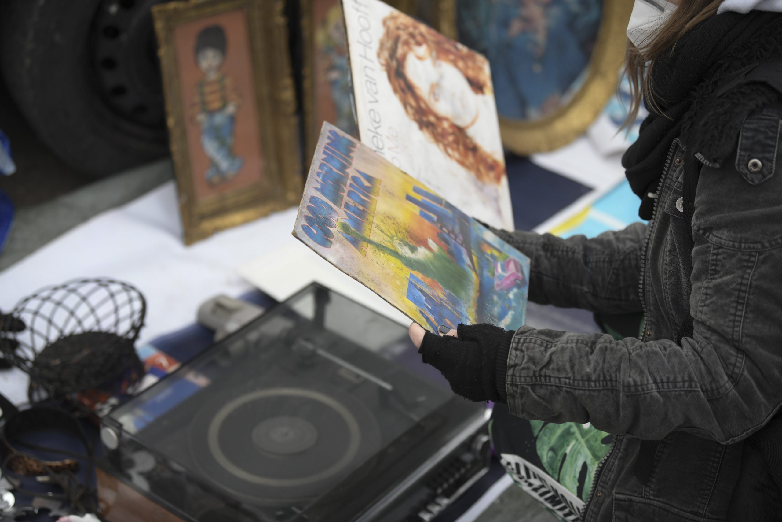 Beograd 13. decembar 2020. Zemun, zemunski buvljak, prodaja umetnina i raznih drugih stvari Foto:Dragan Mujan/Nova.rs