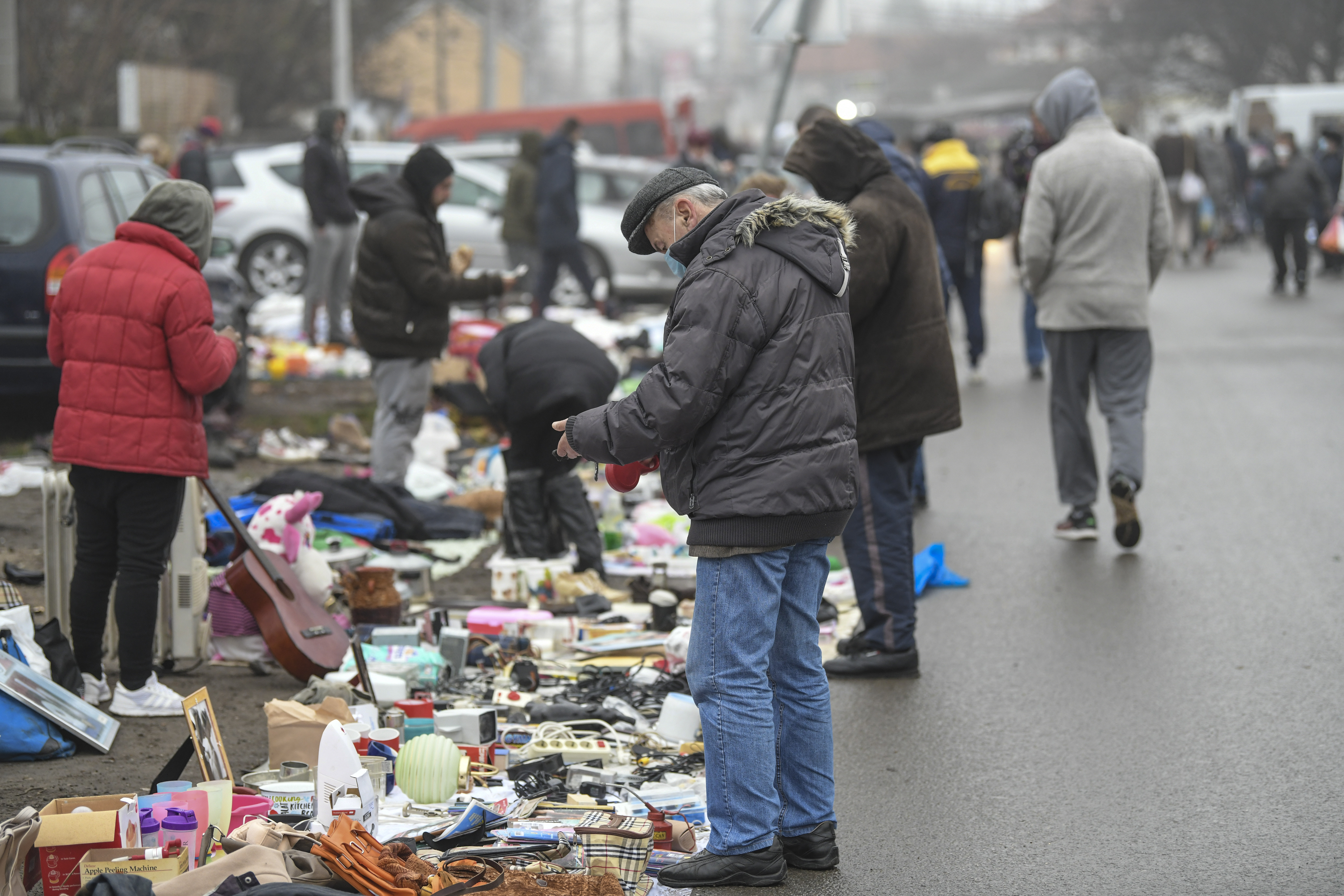 Beograd 13. decembar 2020. Zemun, zemunski buvljak, prodaja umetnina i raznih drugih stvari Foto:Dragan Mujan/Nova.rs