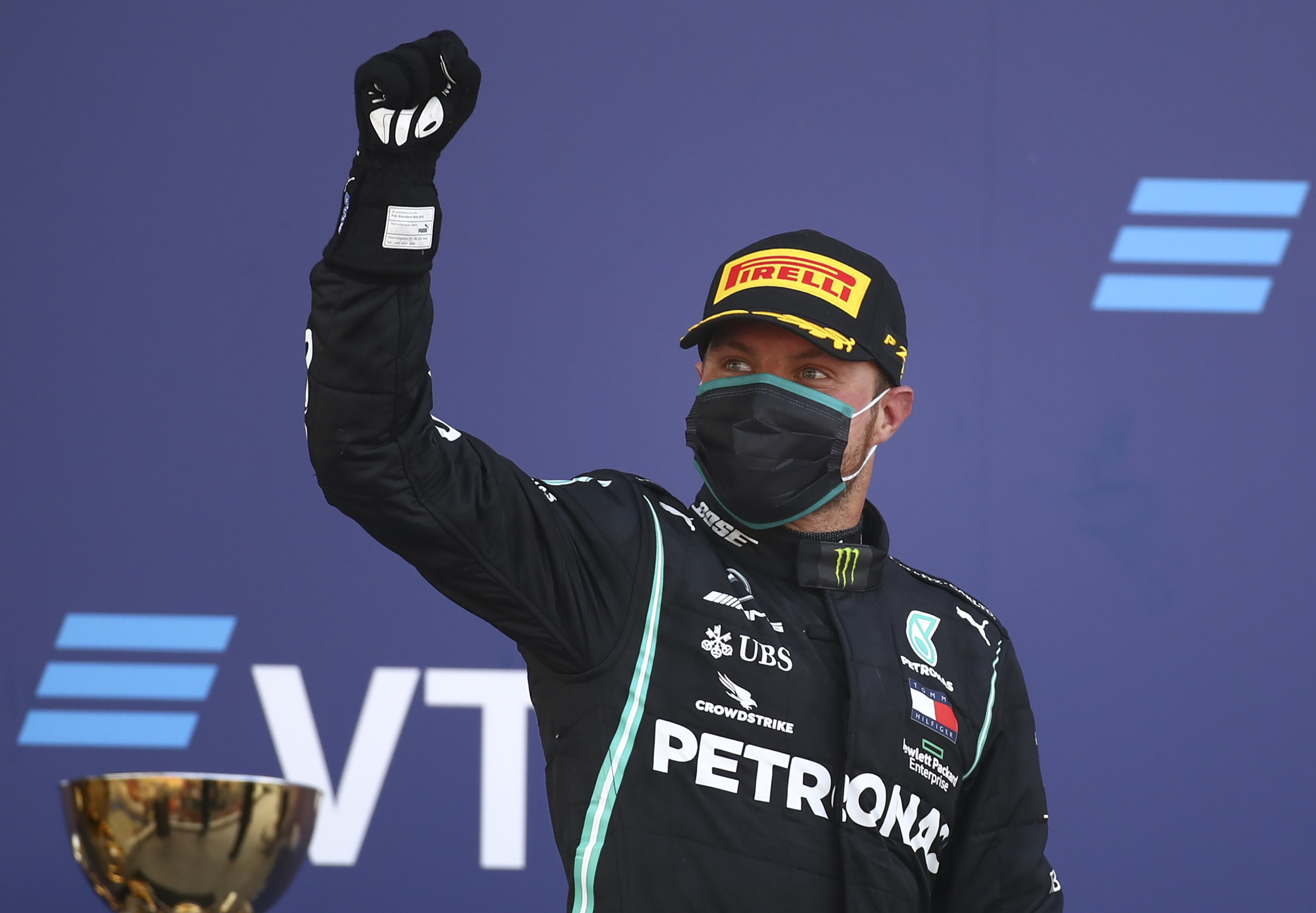 epa08701333 Finnish Formula One driver Valtteri Bottas of Mercedes-AMG Petronas celebrates on the podium after winning the Formula One Grand Prix of Russia at the race track in Sochi, Russia, 27 September 2020.  Foto: EPA-EFE/Bryn Lennon / Pool