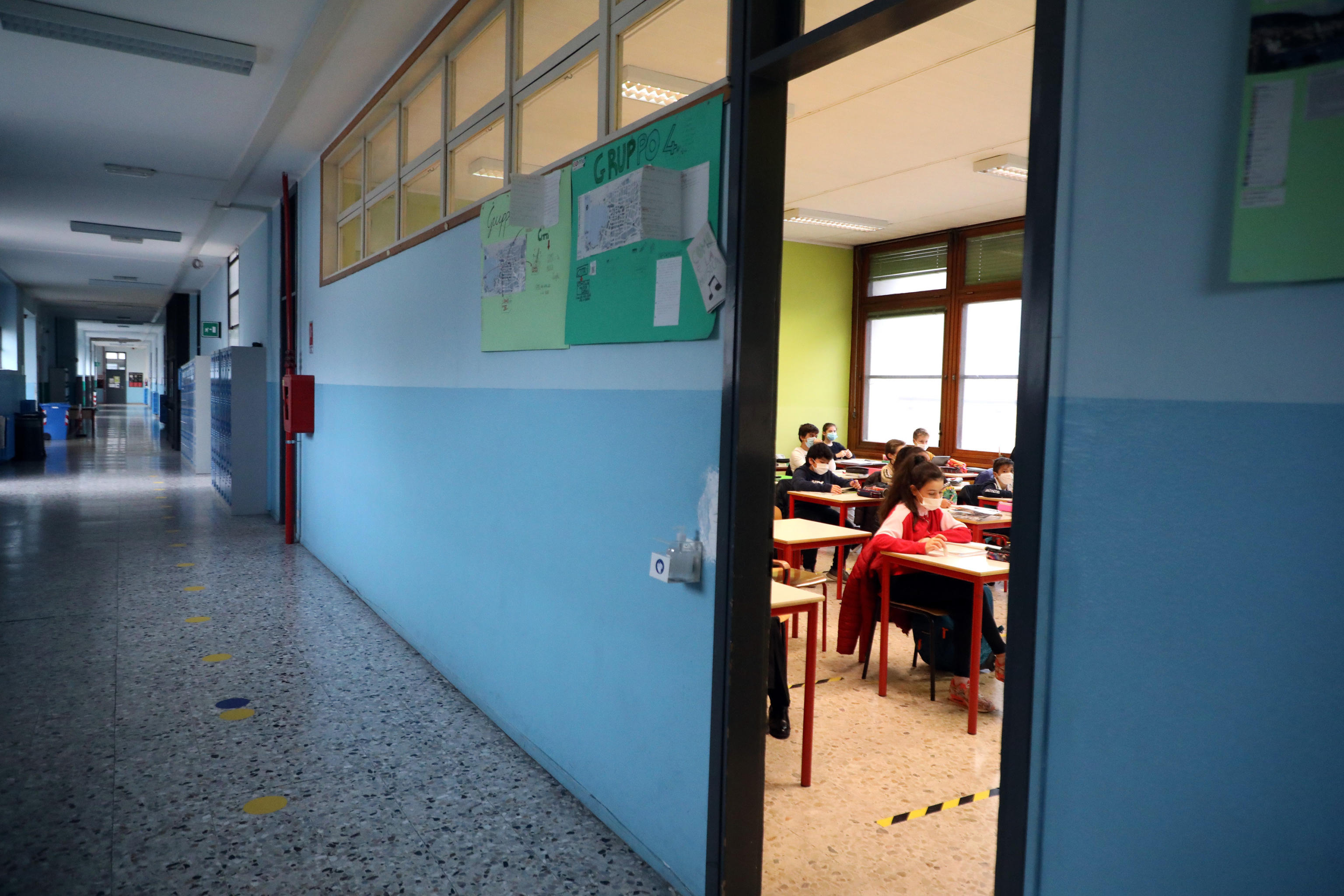 Covid-19 in Italy: suspended teaching in presence in middle schools of Lombardy