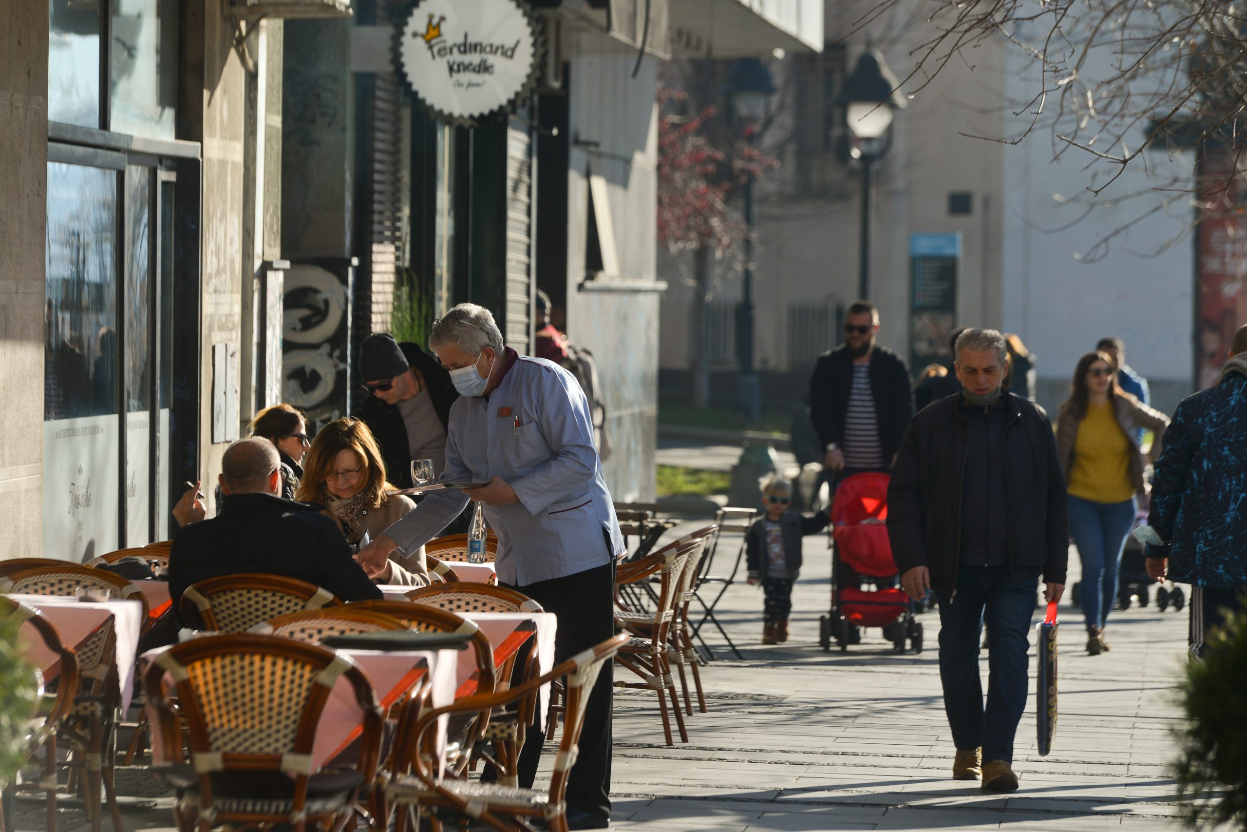 Beograd, 1. januara 2021.- Prvi dan Nove godine stanovnici glavnog grada iskoristili su za setnju i u uzivanje u lepom vremenu. Neki su iskoristili priliku da popiju kafu u basti kafica. FOTO TANJUG/ STRAHINJA ACIMOVIC/ nr