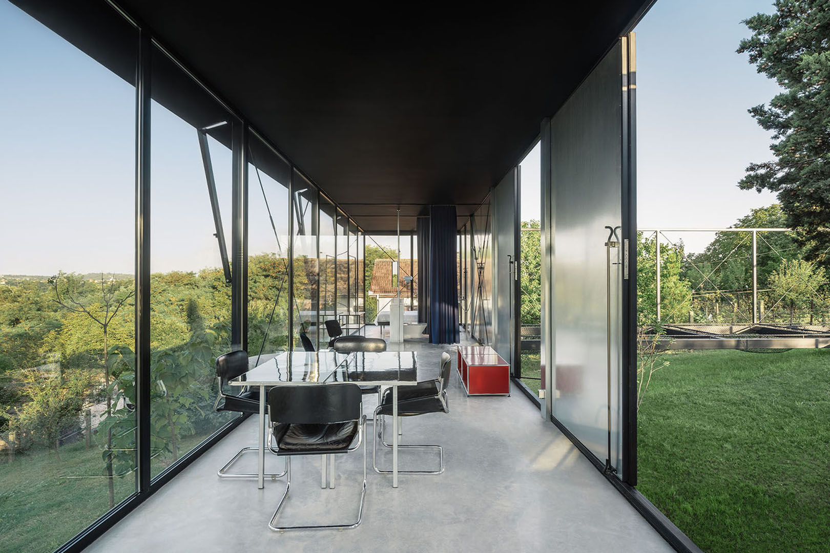 Vikendica od čelika i stakla na obronicma Avale