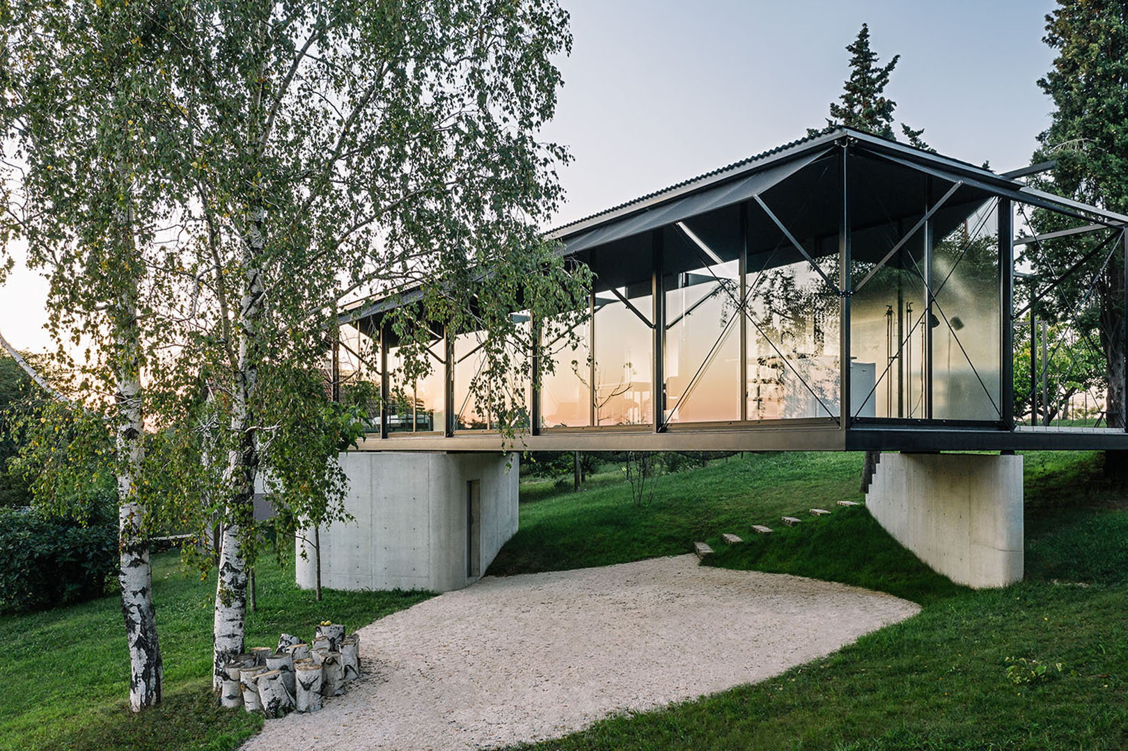 Vikendica od čelika i stakla na obronicma Avale