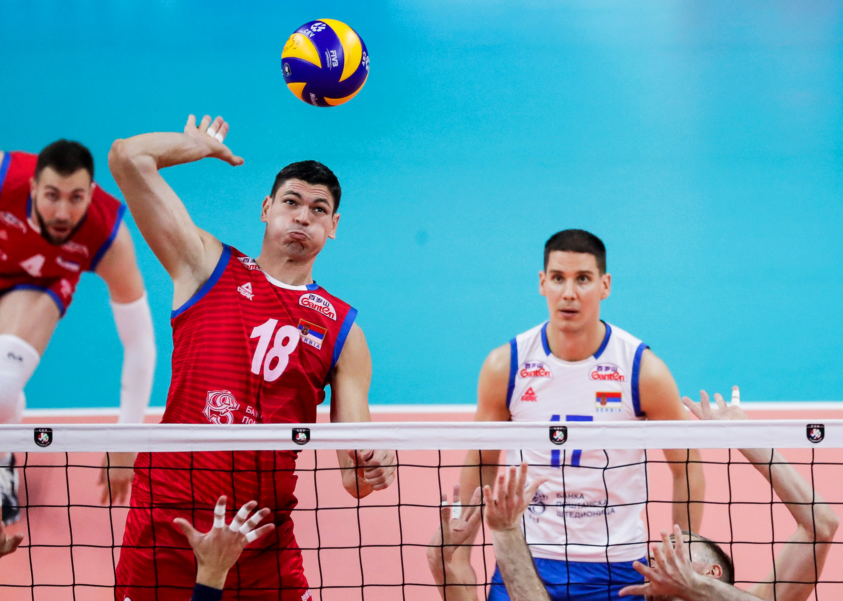epa07847358 Marko Podrascanin (L) of Serbia in action during the EuroVolley Men 2019 group B match between Spain and Serbia in Antwerp, Belgium, 16 September 2019.  EPA-EFE/STEPHANIE LECOCQ