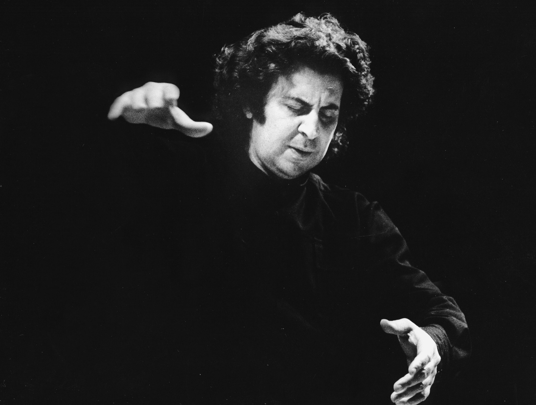 Mikis Theodorakis dirigiert, Foto.