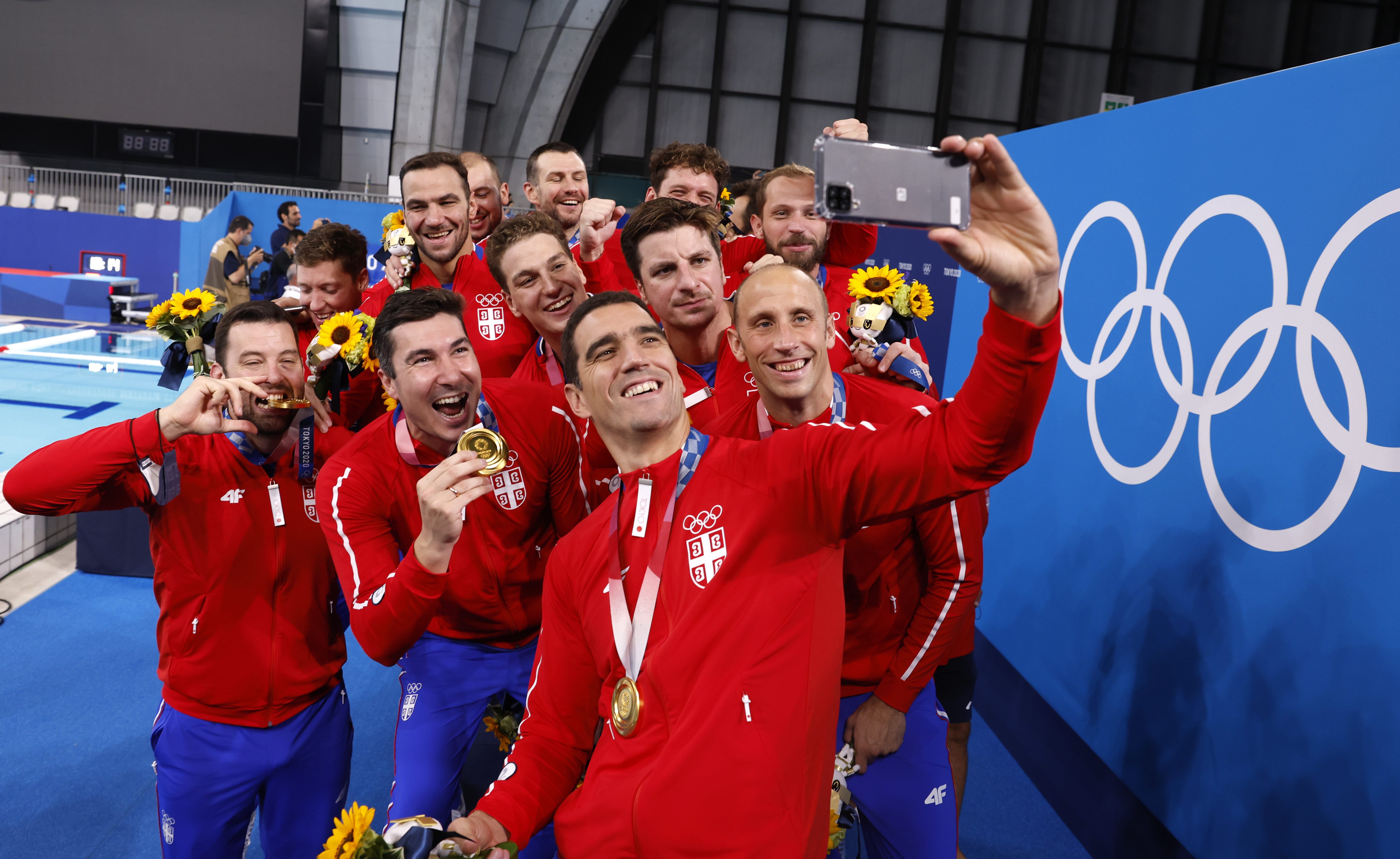 epa09405758 Players of Serbia take a selfie after winning the gold medals during the Men's water polo tournament at the Tokyo 2020 Olympic Games at the Tatsumi Water Polo Centre in Tokyo, Japan, 08 August 2021.  EPA-EFE/PATRICK B. KRAEMER