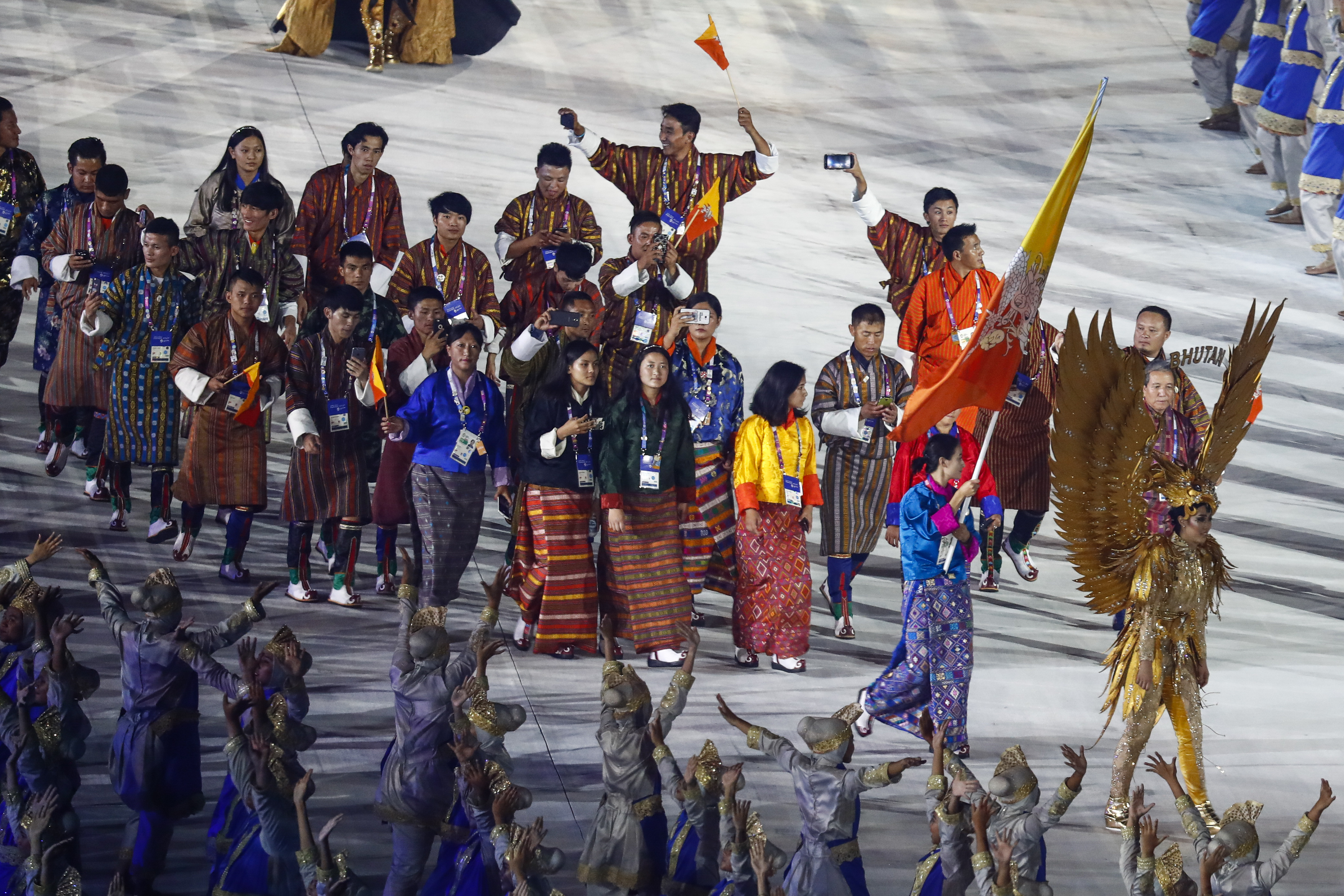 Butan
epa06956652 Athletes of Bhutan march during the opening ceremony of The 2018 Asian Games in Jakarta, Indonesia, 18 August 2018. The Asian Games will take place from 18 August until 02 September 2018 in Jakarta and Palembang.  EPA-EFE/CHRISTIAN BRUNA