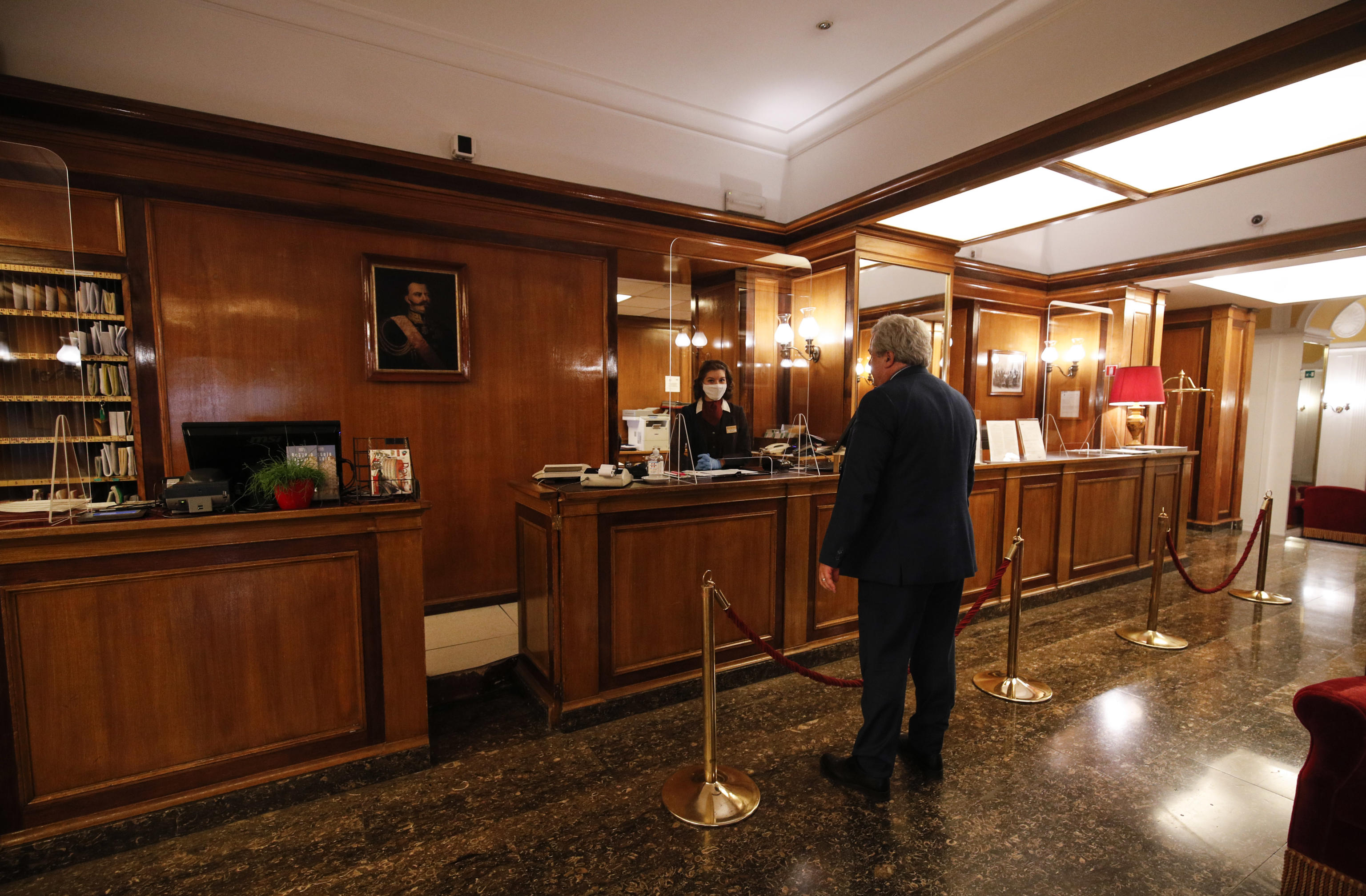 Italija, hotel
epa08378178 A receptionist wears a protective face mask while working inside of Massimo D'Azeglio hotel during the Covid-19 emergency, in Rome, Italy, 22 April 2020.  EPA-EFE/GIUSEPPE LAMI