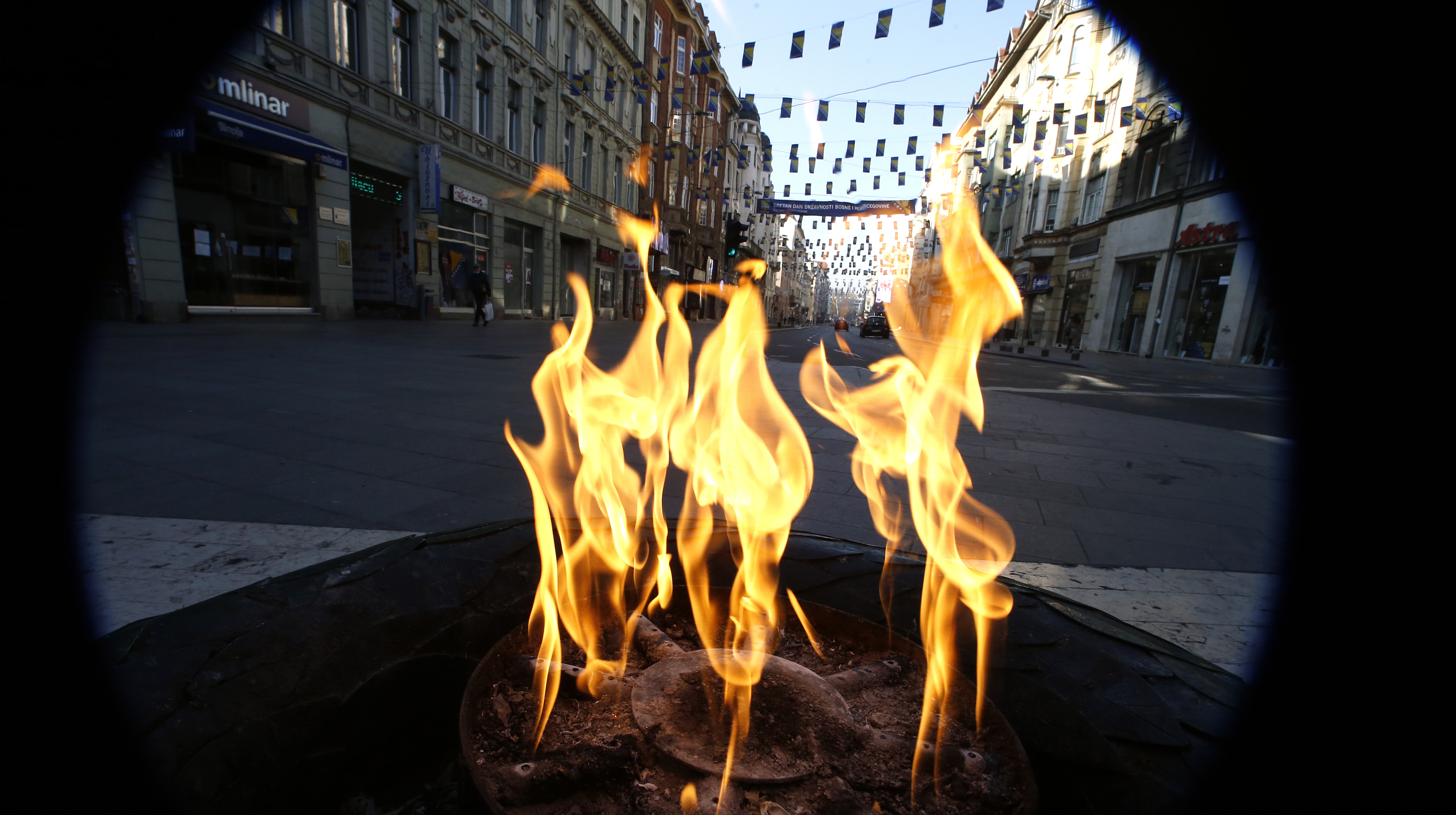 epa08840882 The Eternal Flame, a memorial to the victims of World War II, burns during the events marking the Statehood Day of Bosnia and Herzegovina, in Sarajevo, Bosnia and Herzegovina, 25 November 2020.  EPA-EFE/FEHIM DEMIR