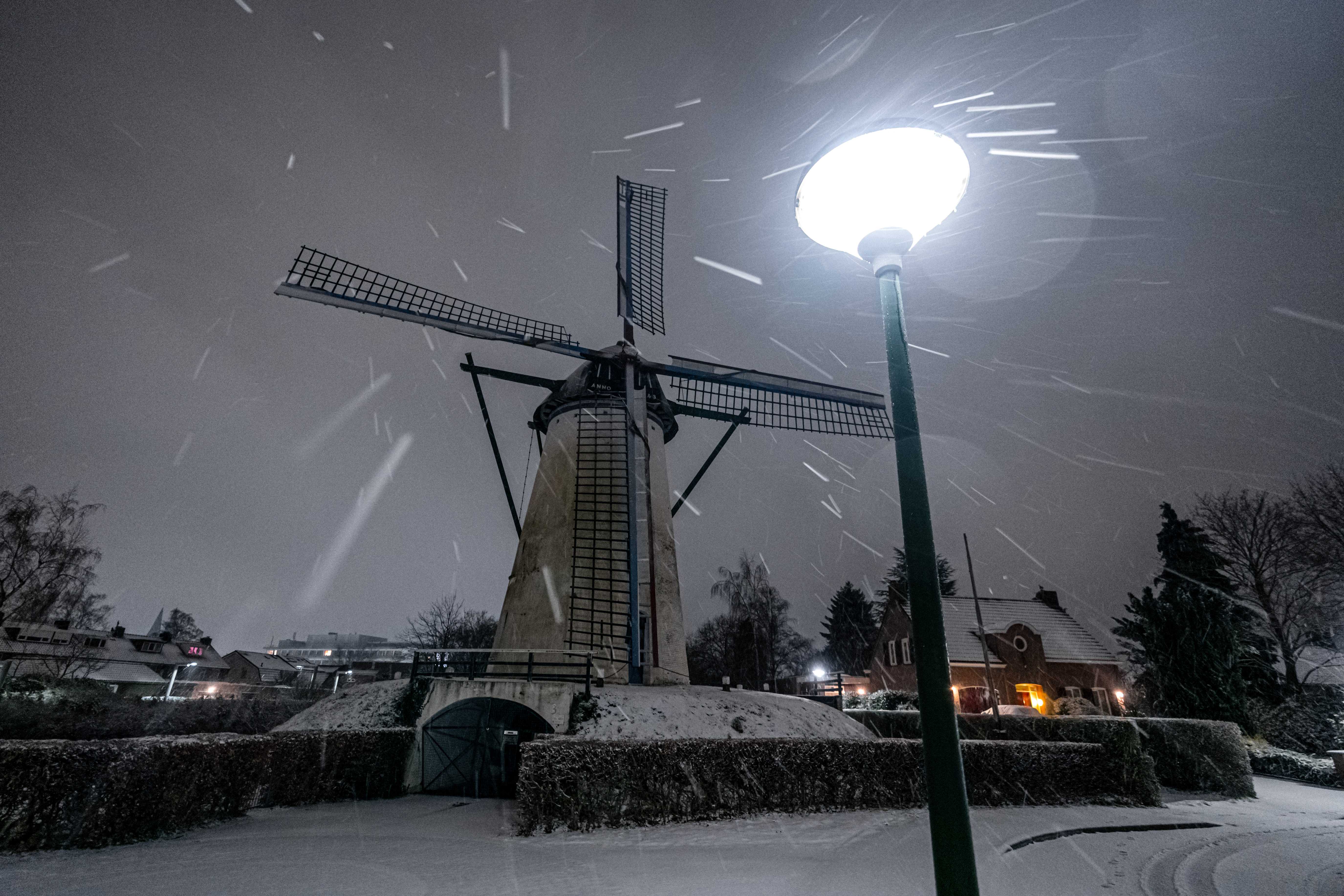 epaselect epa08993114 A view of a winter scene in Geldrop, The Netherlands, 07 February 2021. After ten years there is officially a snow storm in The Netherlands.  EPA-EFE/ROB ENGELAAR
