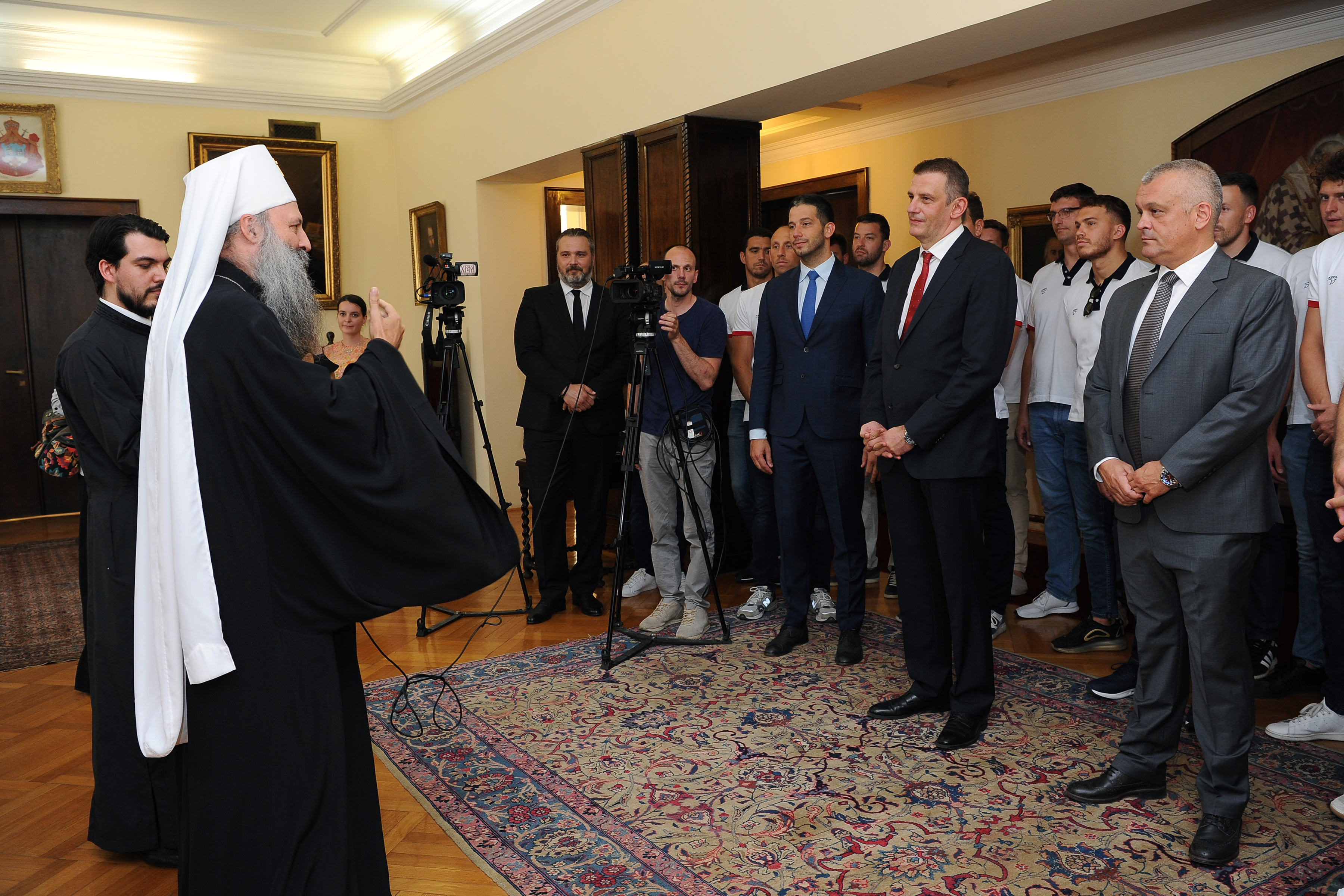 Beograd, 9. juli 2021 - Ministar omladine i sporta Vanja Udovicic,  generalni sekretar vaterpolo saveza Viktor Jelenic. Patrijarh srpski Porfirije primio je danas u Patrijarsiji vaterpolo Olimpijski tim Srbije. FOTO TANJUG/ MILOS MILIVOJEVIC/bs