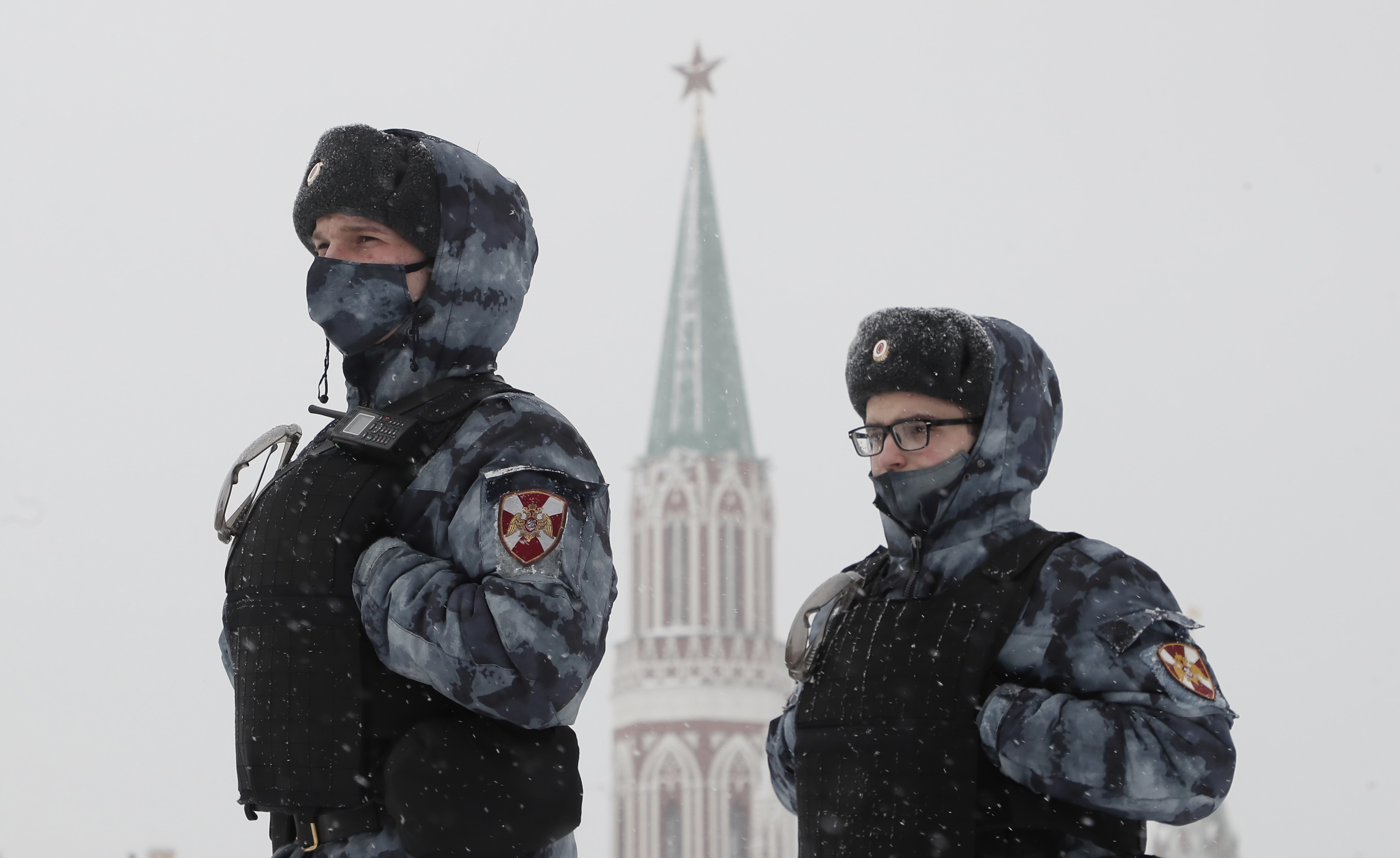 epa08915143 Police officers wearing protective face masks patrol the Red Square during the pandemic of SARS-CoV-2 coronavirus after a snowfall in Moscow, Russia, 02 January 2021.  EPA-EFE/MAXIM SHIPENKOV