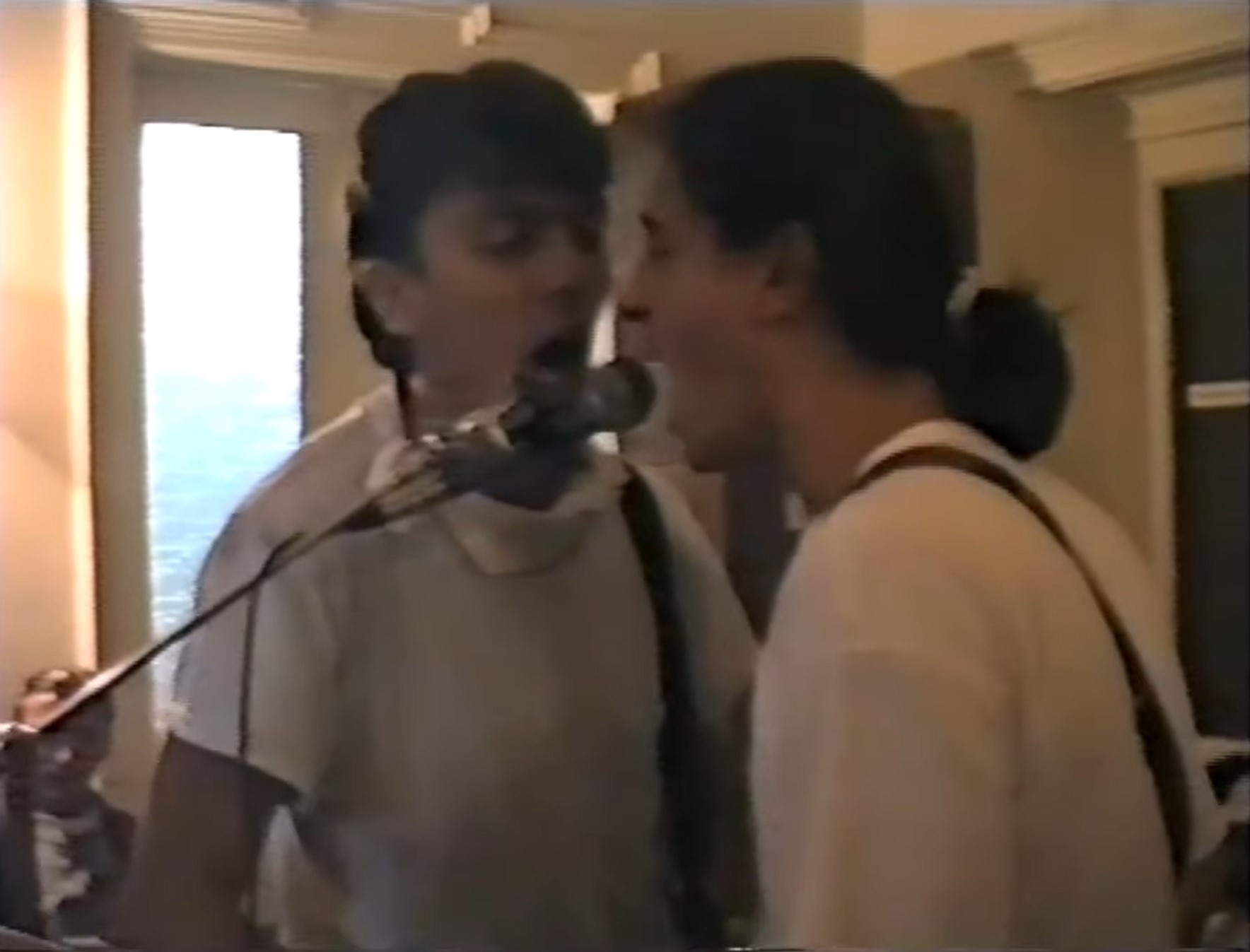 Milan Mladenović, Vojislav Bešić Beške i Miško Plavi sviraju "Jumpin' Jack Flash" grupe The Rolling Stones.