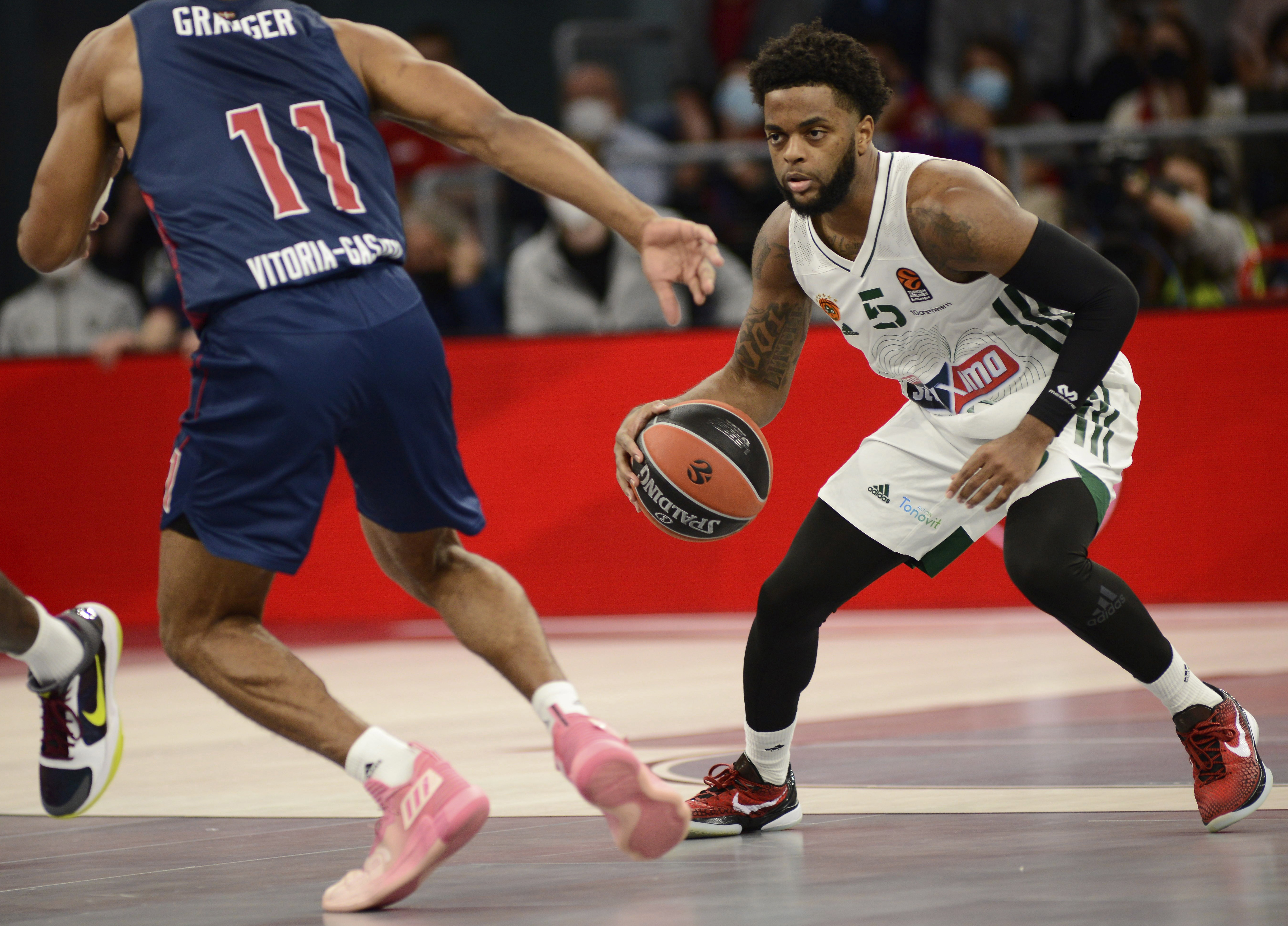 epa09520597 Panathinaikos' Daryl Macon (R) in action against Baskonia's Jayson Granger during a Euroleague basketball match between Baskonia and Panathinaikos at the Buesa Arena in Vitoria. Spain, 12 October 2021.  EPA-EFE/JON RODRIGUEZ BILBAO