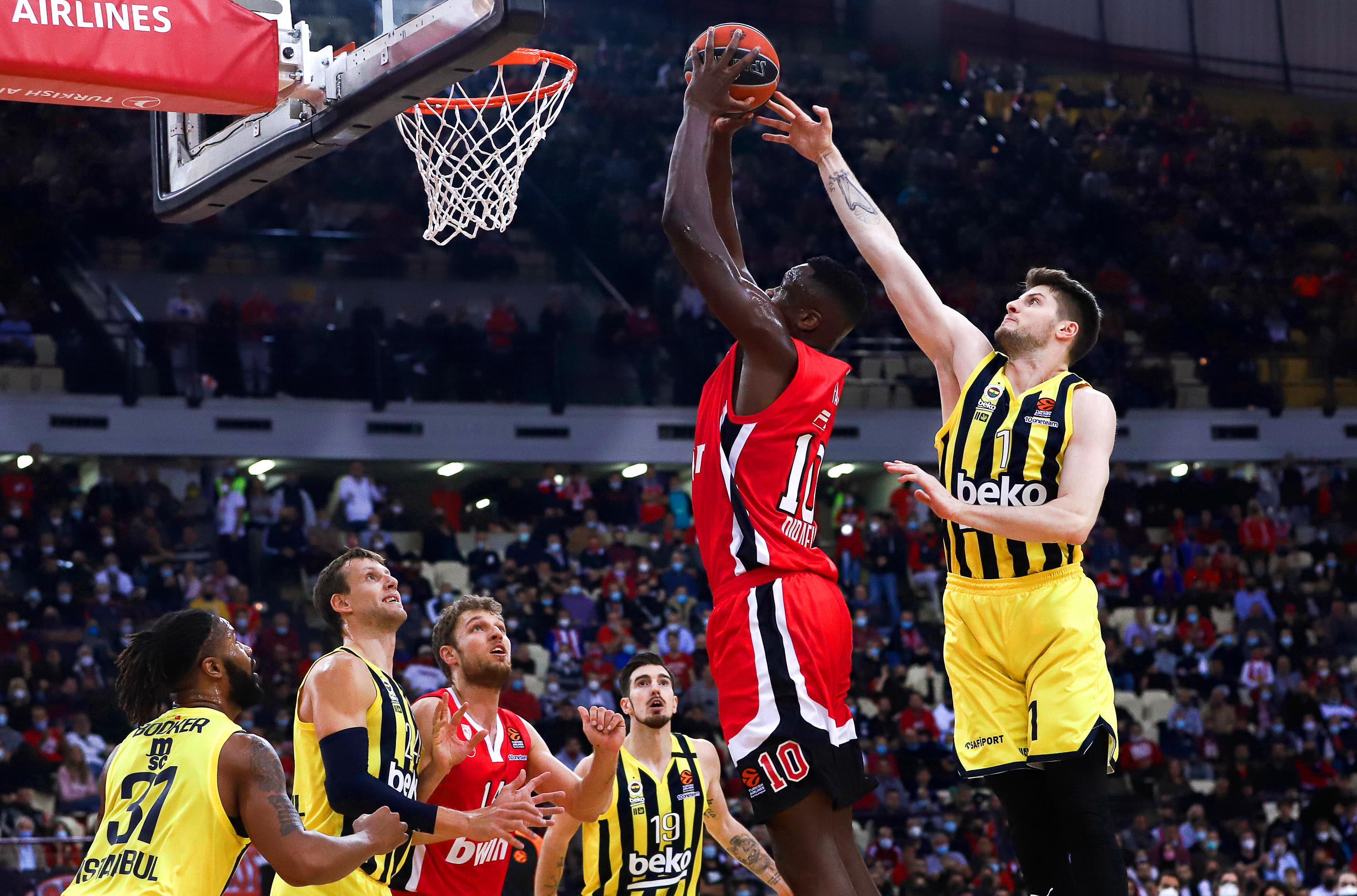 epa09551227 Moustapha Fall (2-R) of Olympiacos in action against Metecan Birsen (R) of Fenerbahce during the Euroleague basketball match between Olympiacos Piraeus and Fenerbahce Istanbul in Piraeus, Greece, 28 October 2021.  EPA-EFE/Georgia Panagopoulou