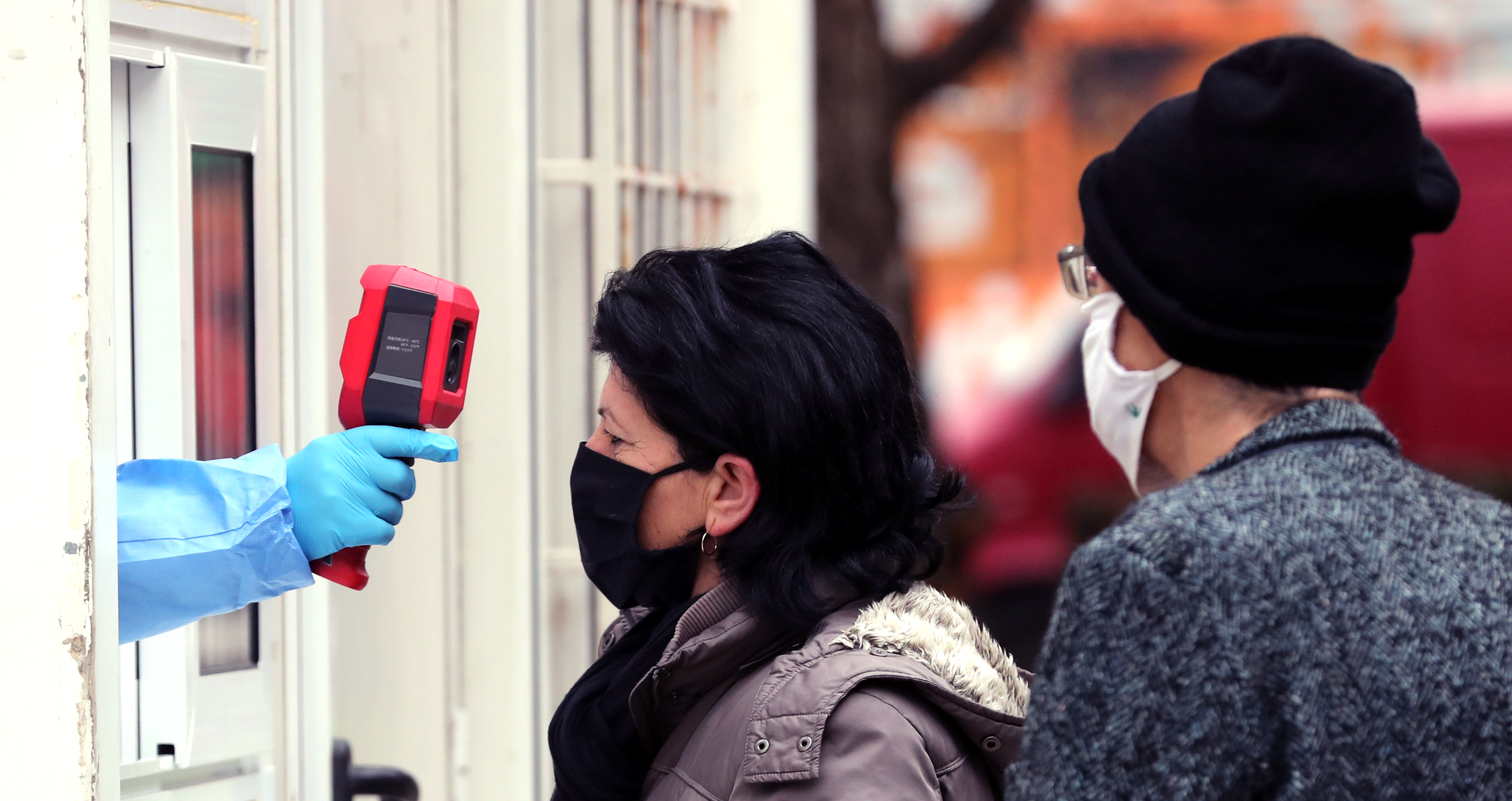epa08853004 A medical staff attends to people arriving to test for coronavirus, at a hospital in Sarajevo, Bosnia and Herzegovina, 30 November 2020.  EPA-EFE/FEHIM DEMIR