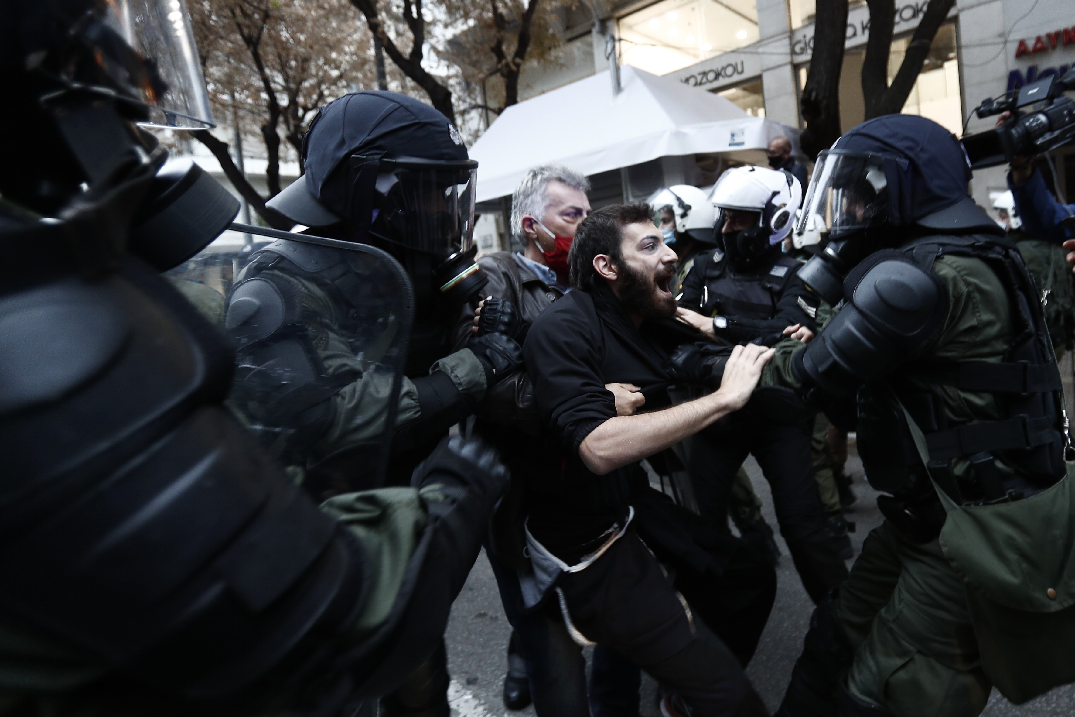 Grcka sukob protest  Clashes erupt on anniversary of 1973 Polytechnic student uprising in Athens