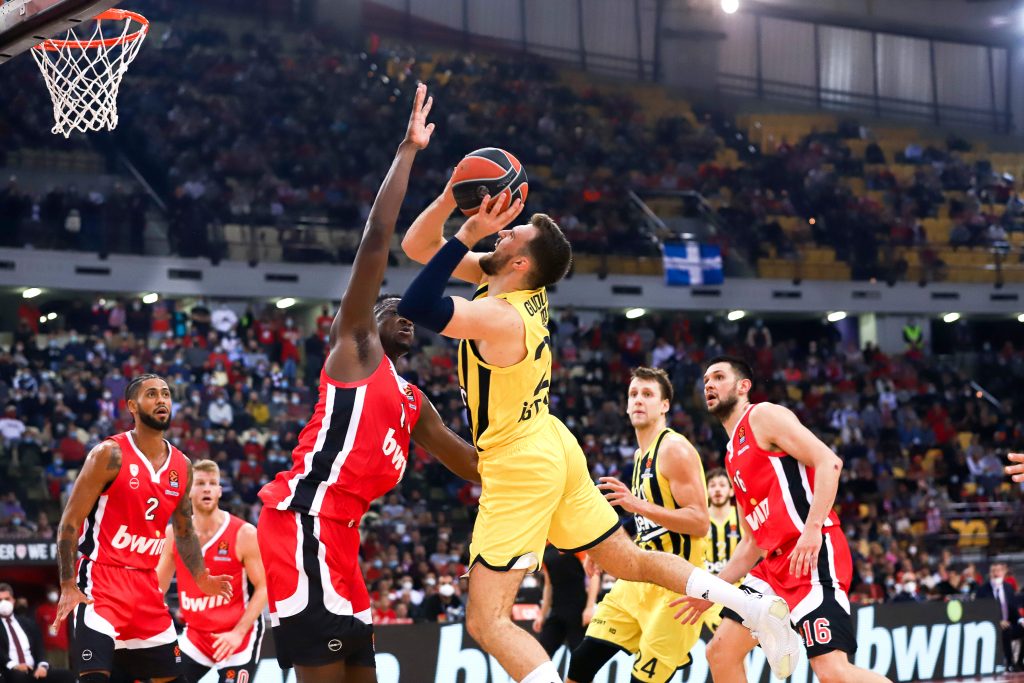 epa09551313 Moustapha Fall (C-L) of Olympiacos in action against Marco Guduric (C-R) of Fenerbahce during the Euroleague basketball match between Olympiacos Piraeus and Fenerbahce Istanbul in Piraeus, Greece, 28 October 2021.  EPA-EFE/Georgia Panagopoulou