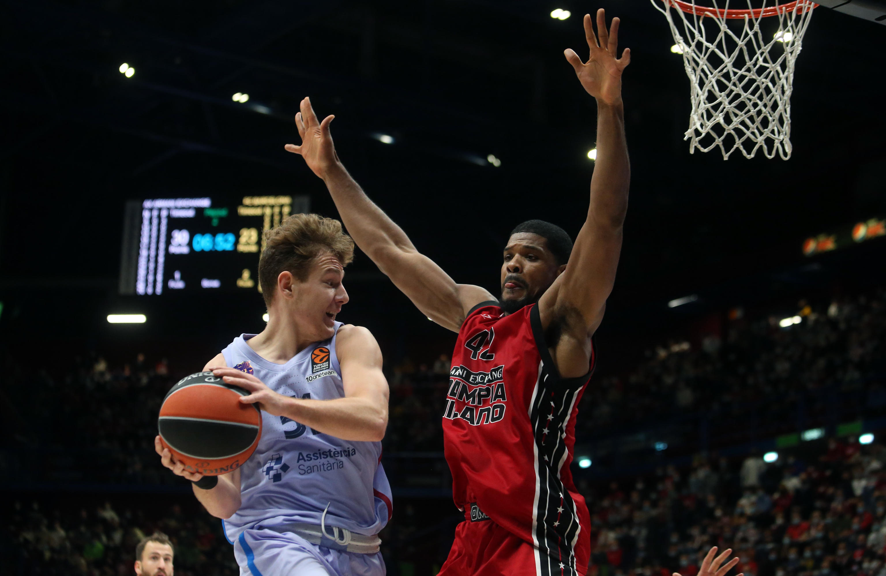 epa09564717 Barcelona's Rokas Jokubaitis (L) in action against Milan's Kyle Hines (R) during the Euroleague basketball match between Armani Exchange Milan and FC Barcelona in Milan, Italy, 04 November 2021.  EPA-EFE/MATTEO BAZZI